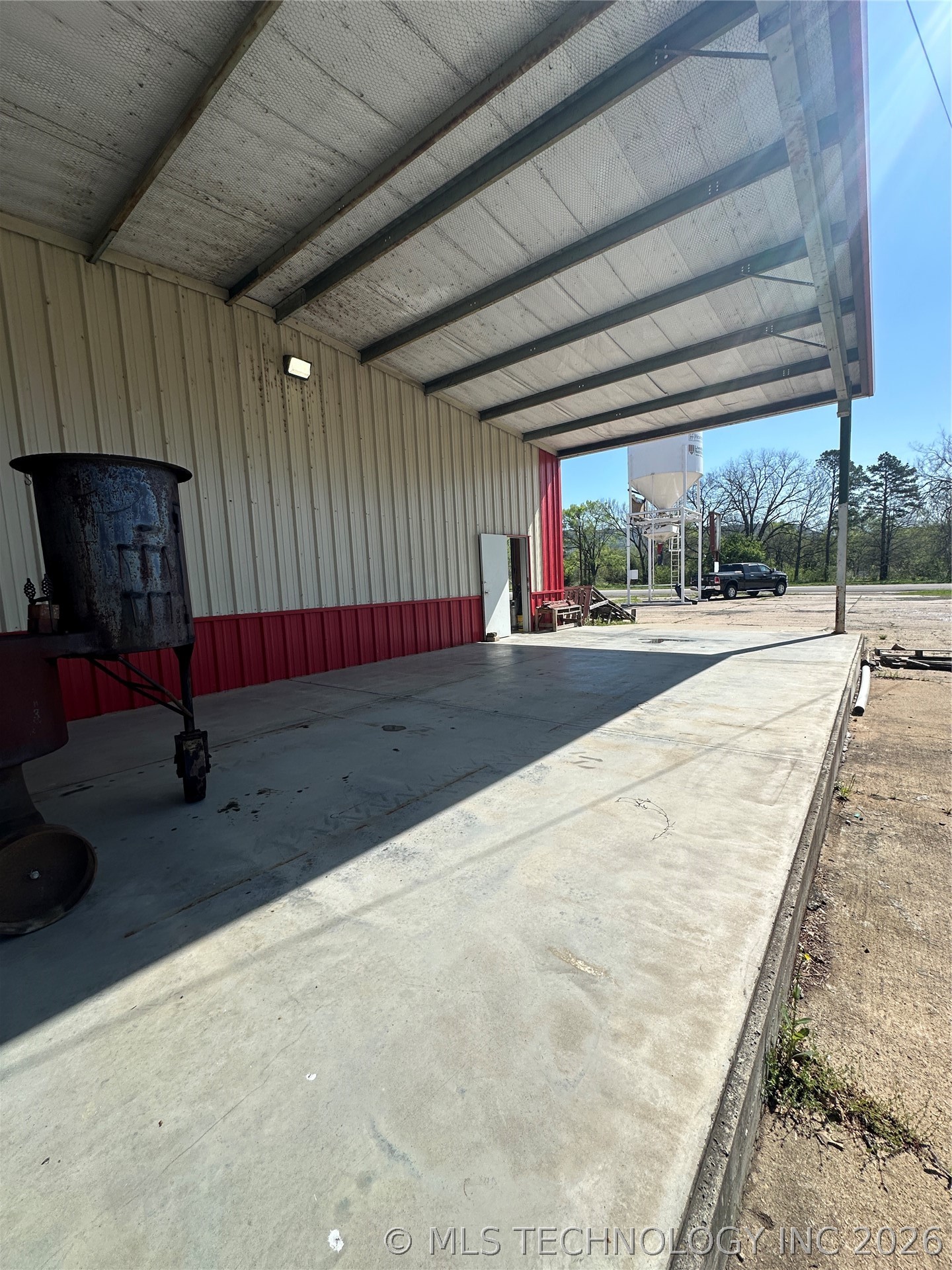 910 W 1st Street Property Photo 16