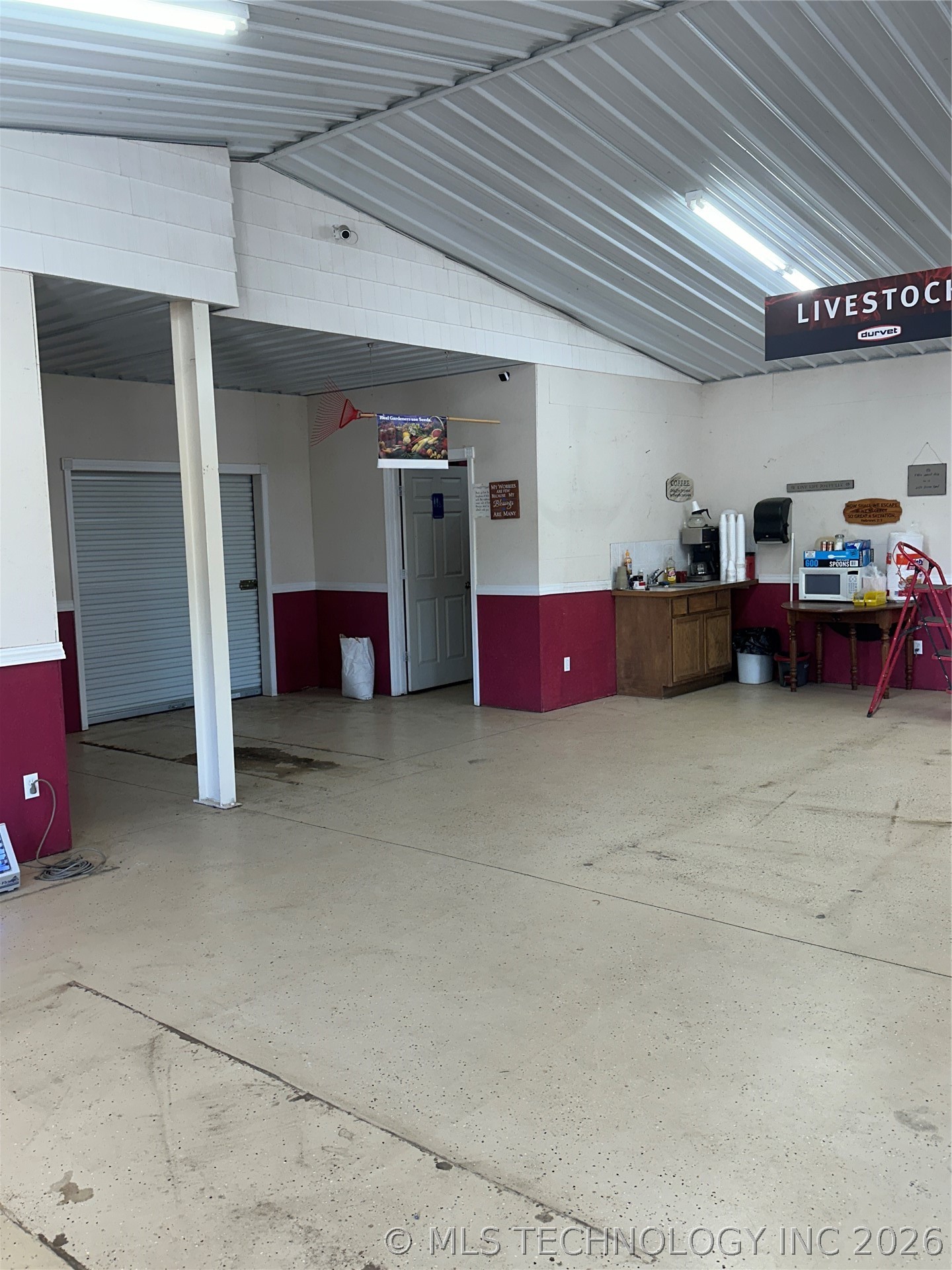 910 W 1st Street Property Photo 18