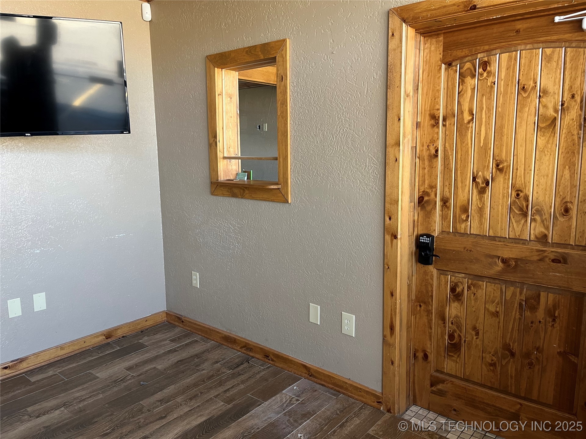 103 W Elm Property Photo 8