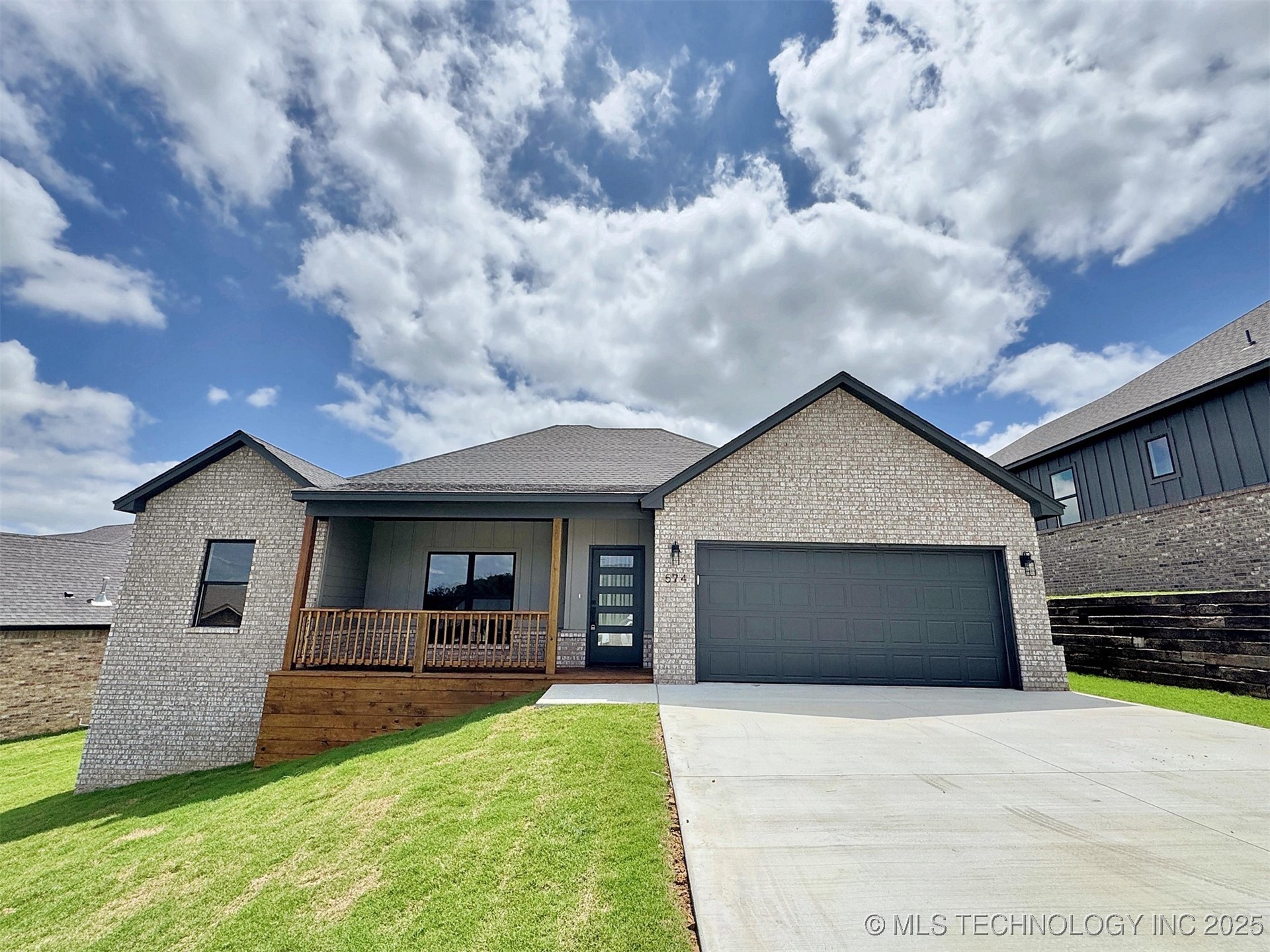 574 Woodlands Drive Property Photo 2