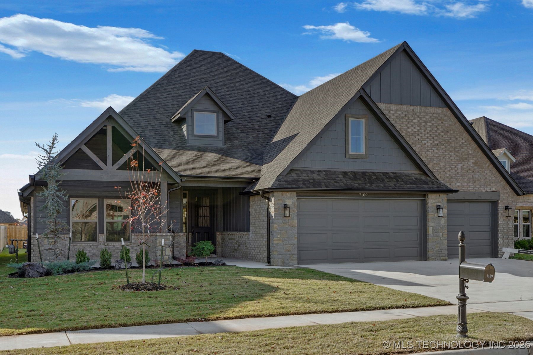 7109 E Queens Street Property Photo 2