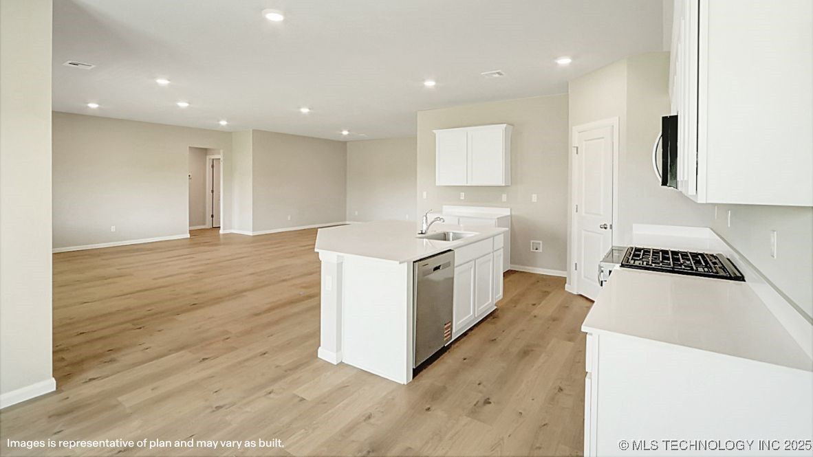 15605 S 35th East Avenue Property Photo 6