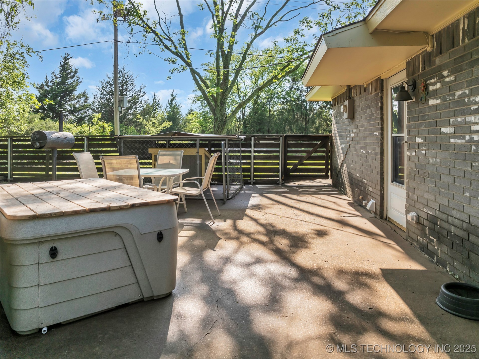 2324 N Plainview Road W Property Photo 4