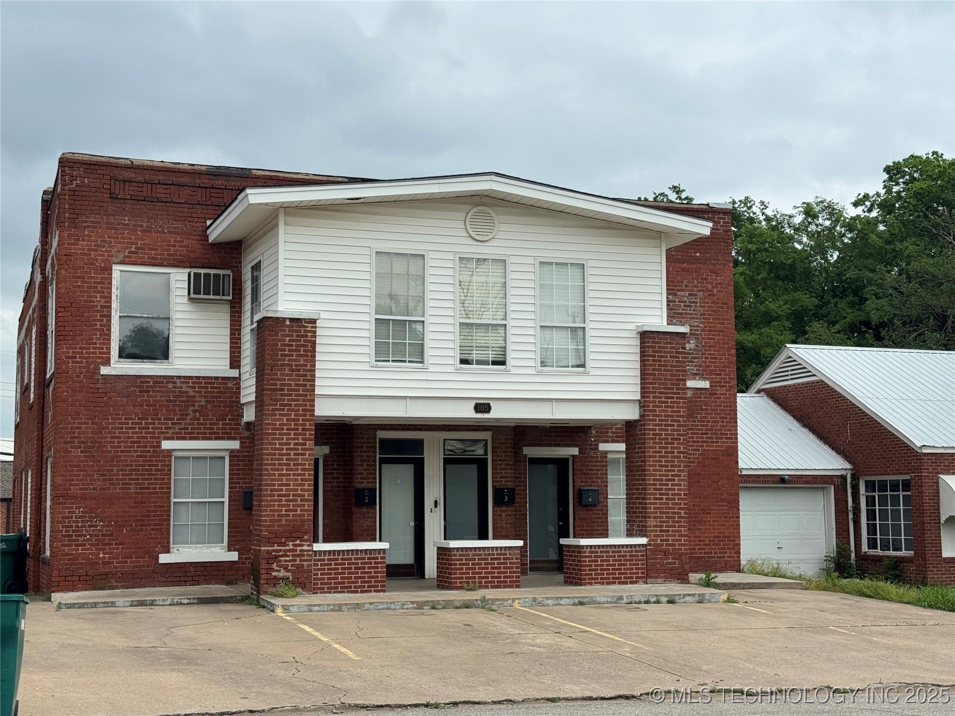 105 S Poplar Street Property Photo 1