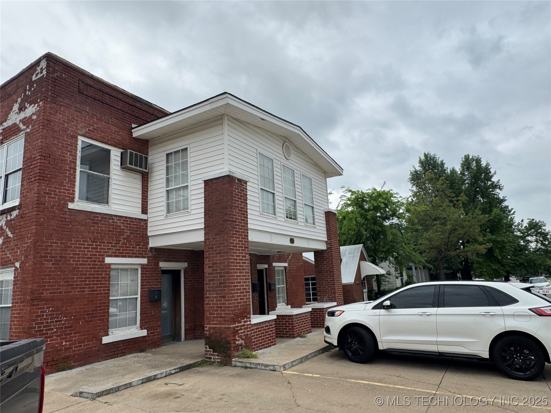 105 S Poplar Street Property Photo 2