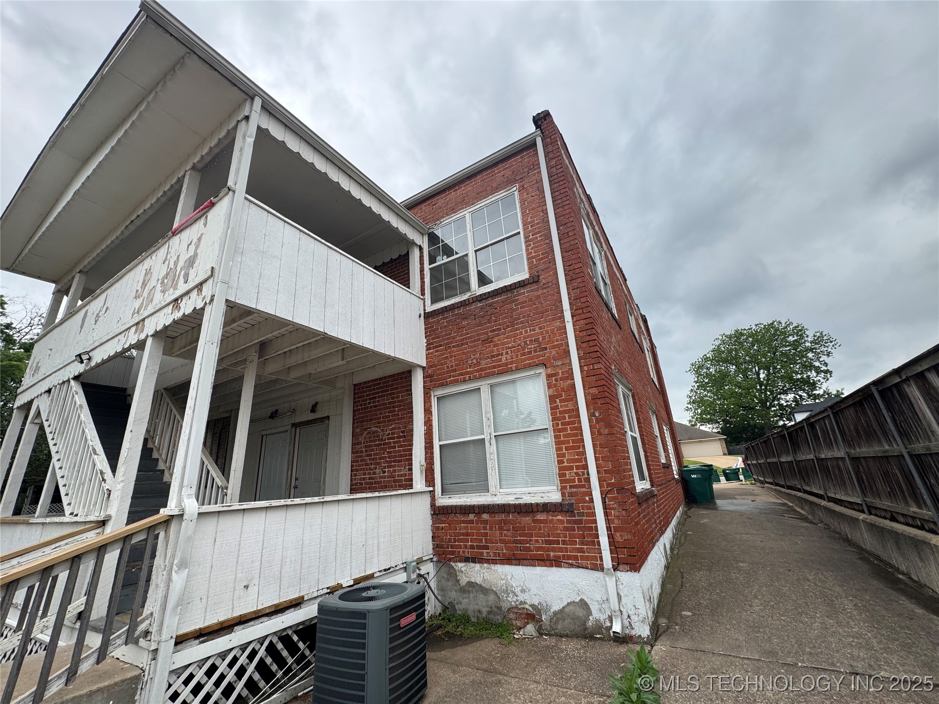 105 S Poplar Street Property Photo 3