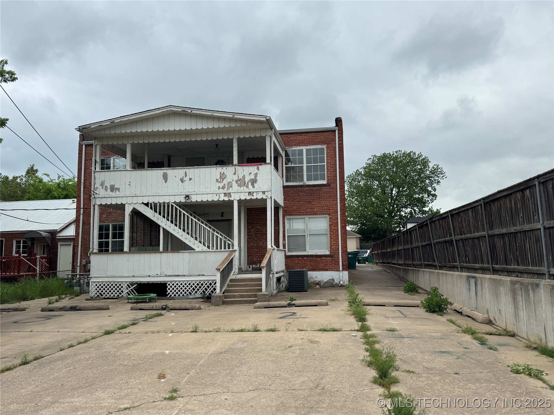 105 S Poplar Street Property Photo 4