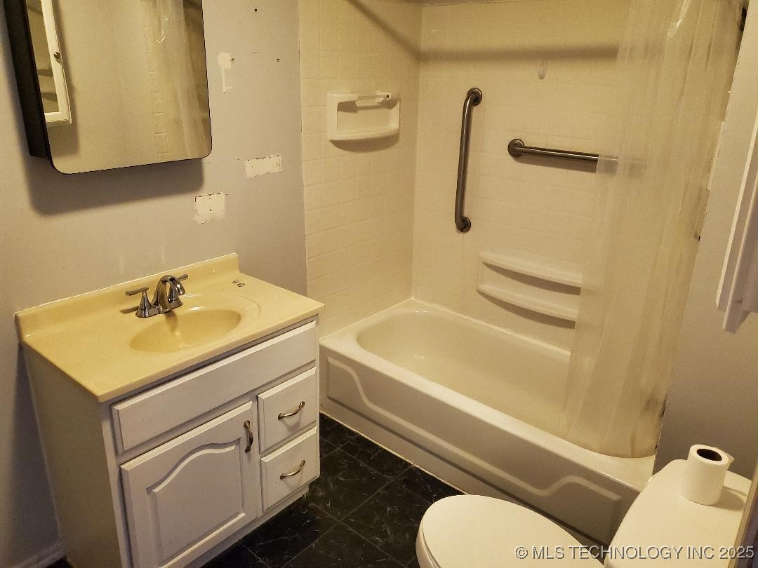 824 W Houston Street Property Photo 16