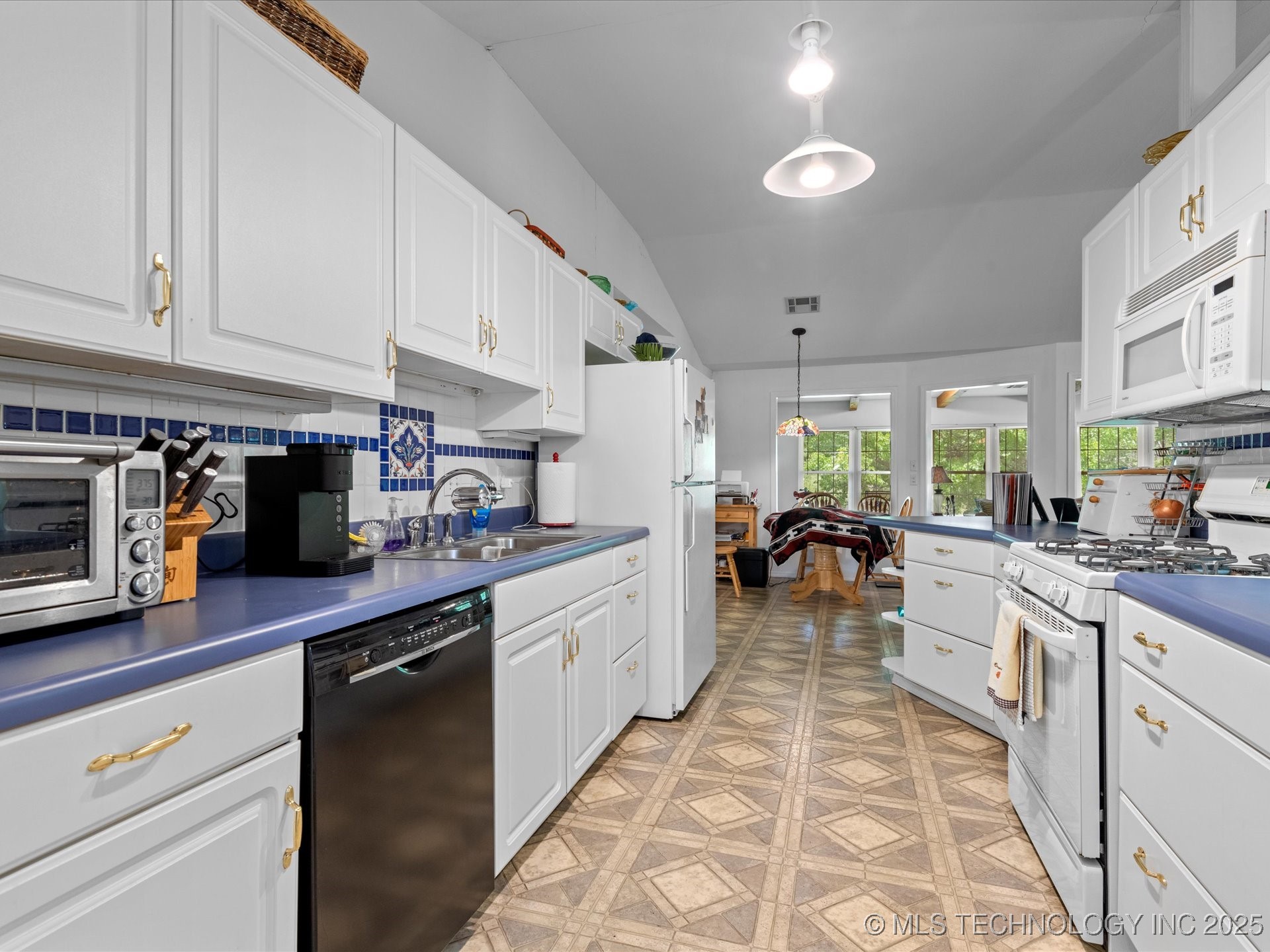 300 Keeler Street Property Photo 15