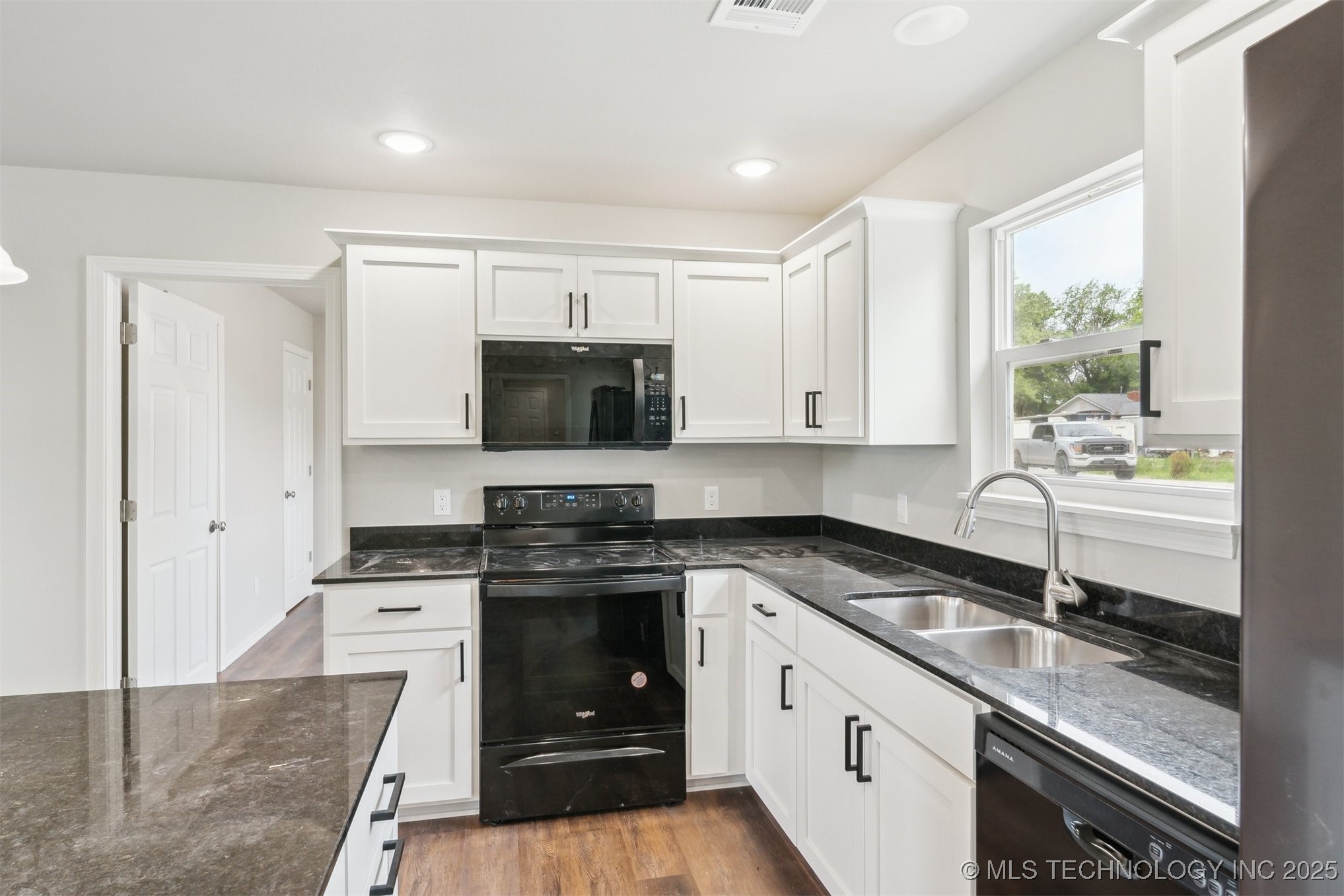 112 E Loy Avenue Property Photo 8