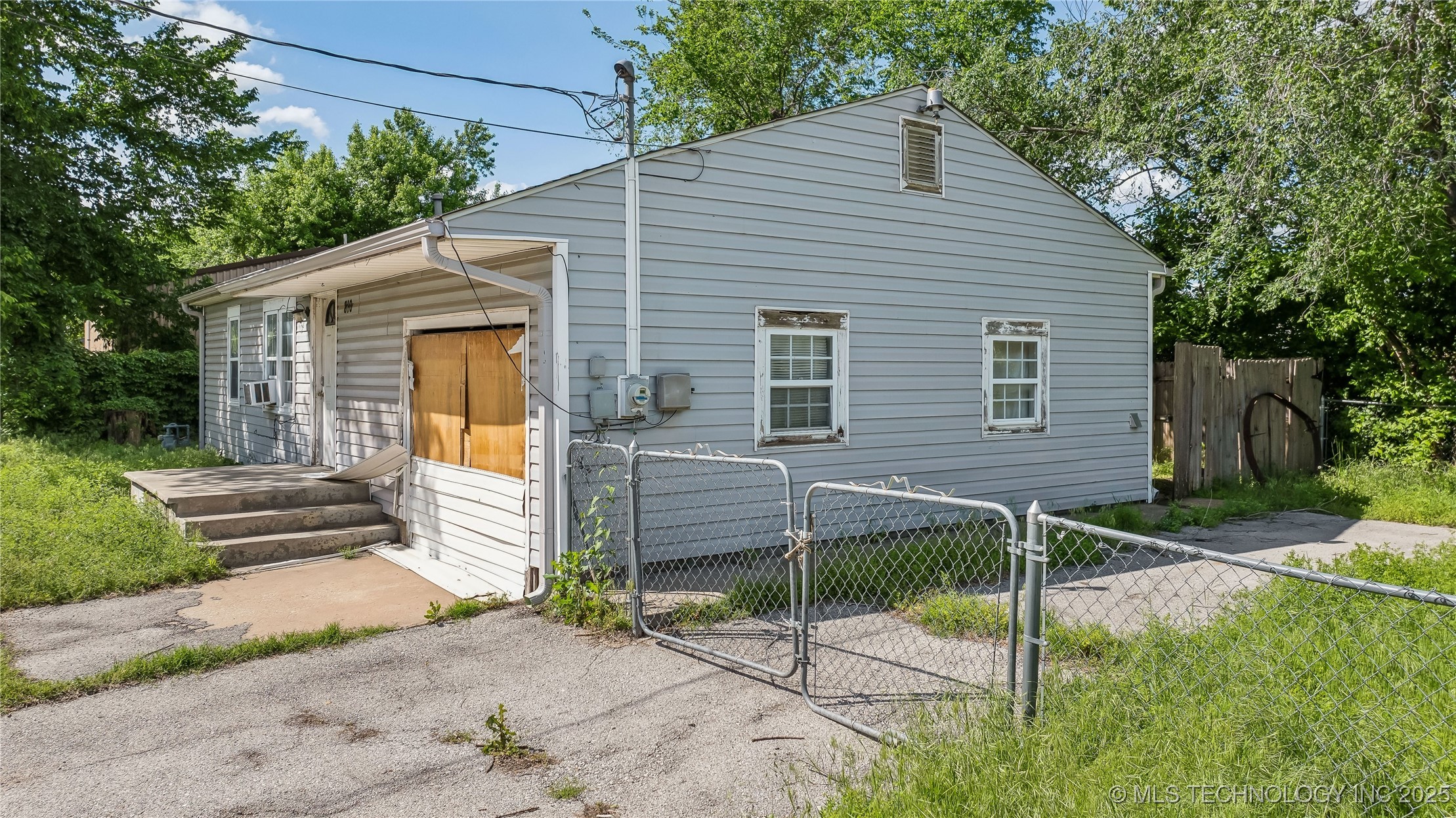 810 Katy Street Property Photo 9