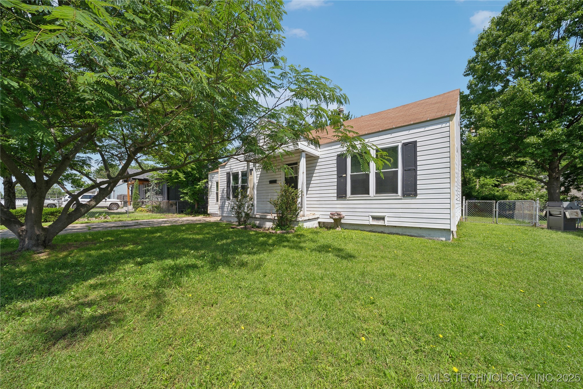 2336 Elmira Street Property Photo 3