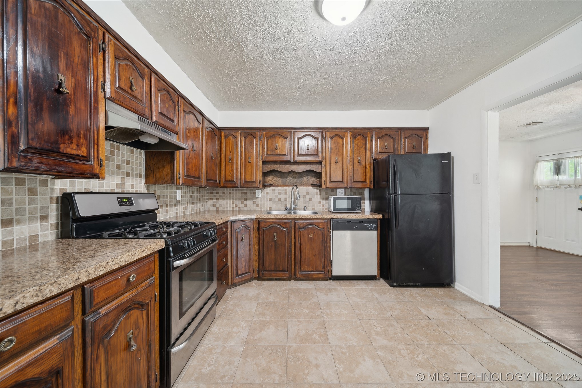 2336 Elmira Street Property Photo 8