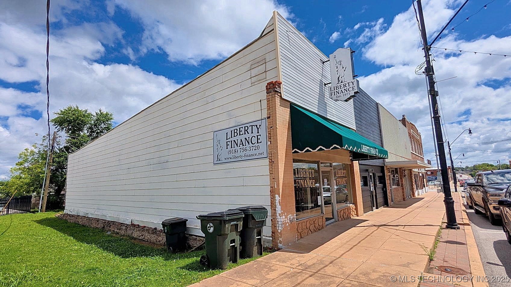 215 E 6th Street Property Photo 2