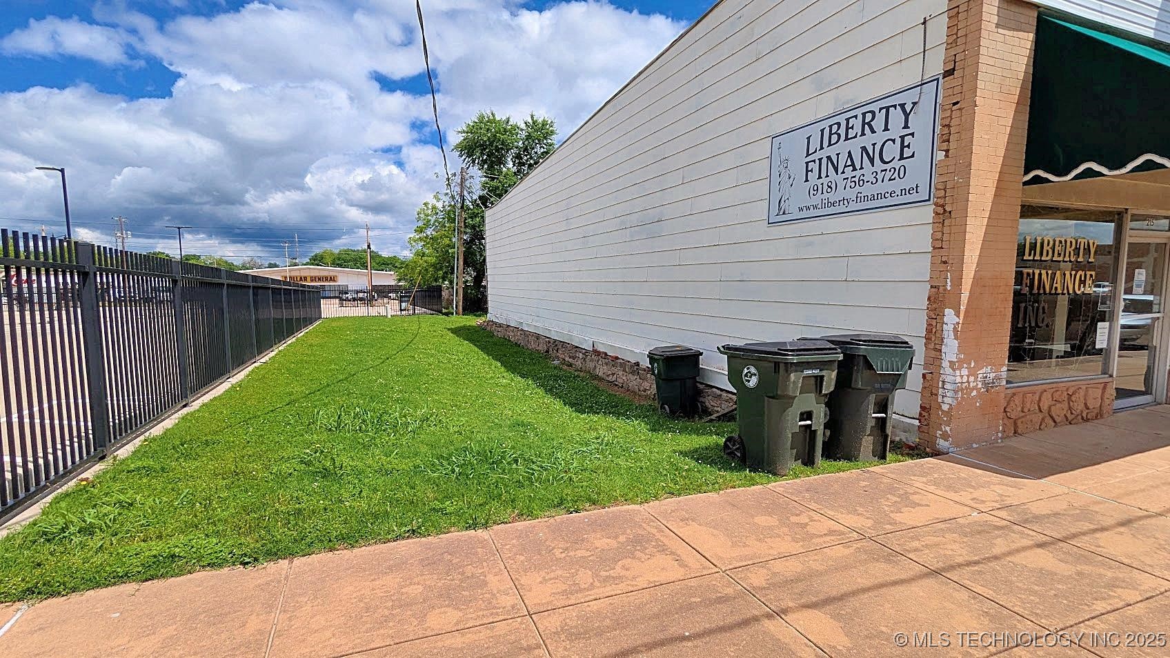 215 E 6th Street Property Photo 3