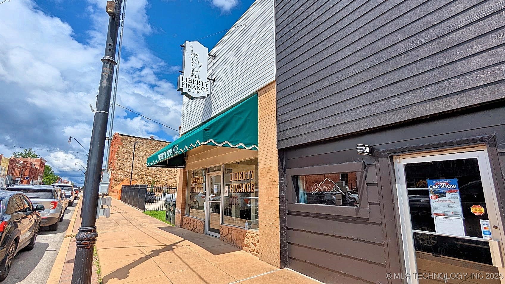 215 E 6th Street Property Photo 4