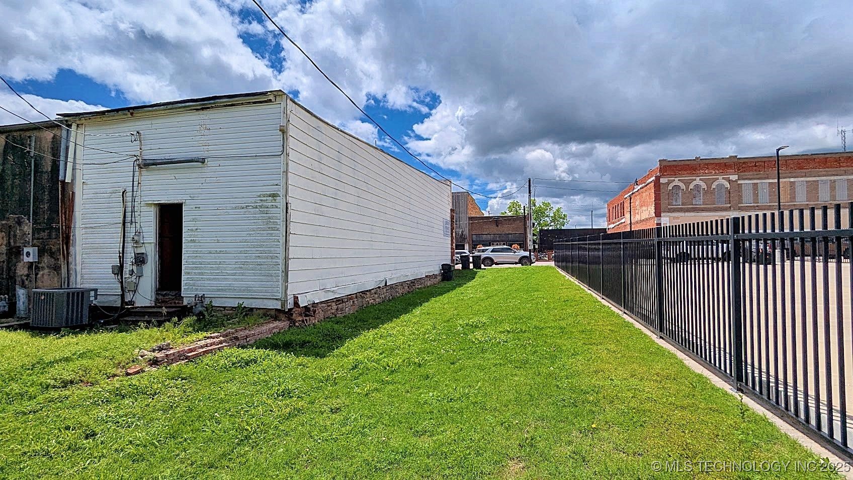 215 E 6th Street Property Photo 11