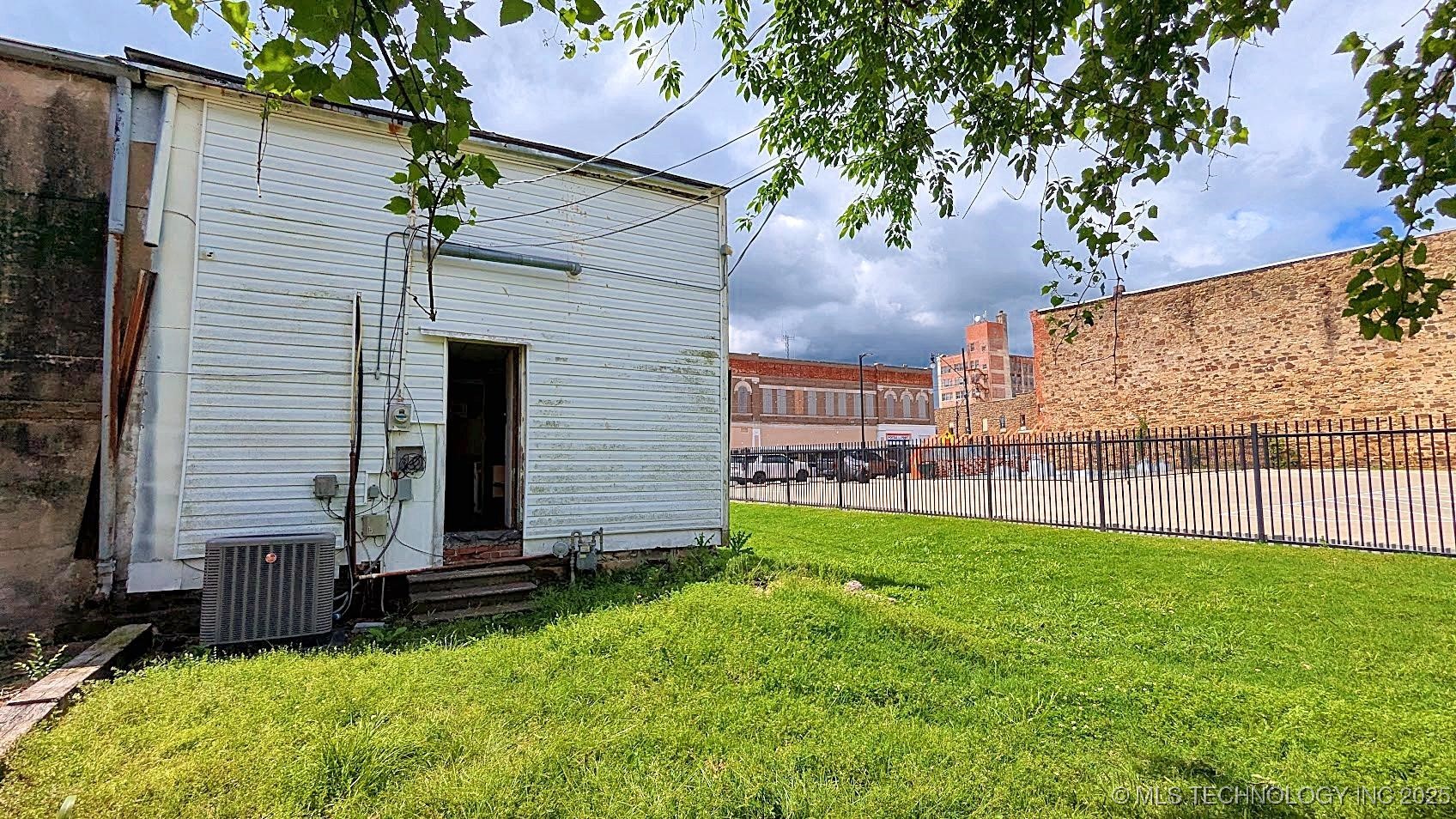 215 E 6th Street Property Photo 12