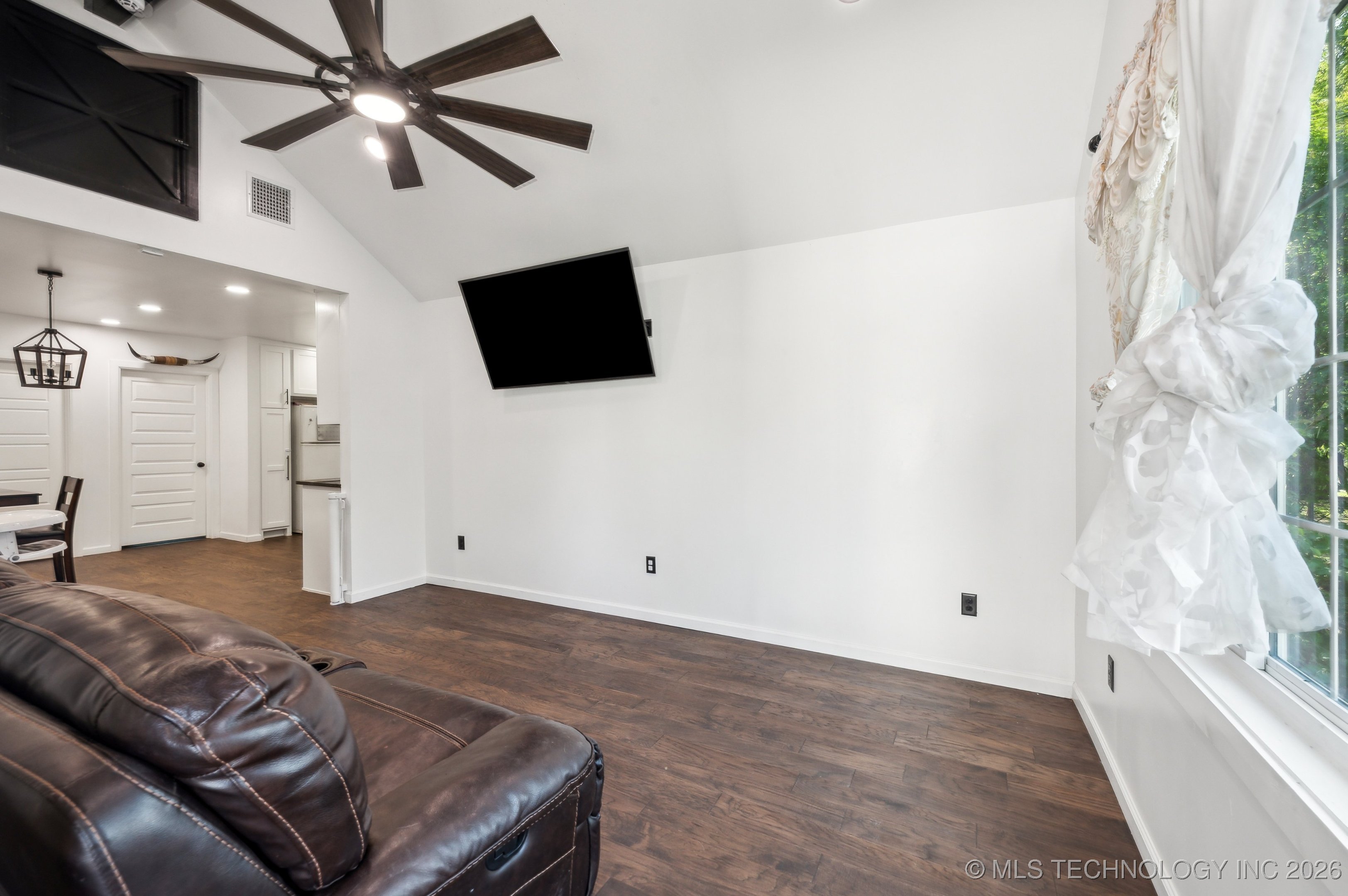 610 E 4th Avenue Property Photo 3