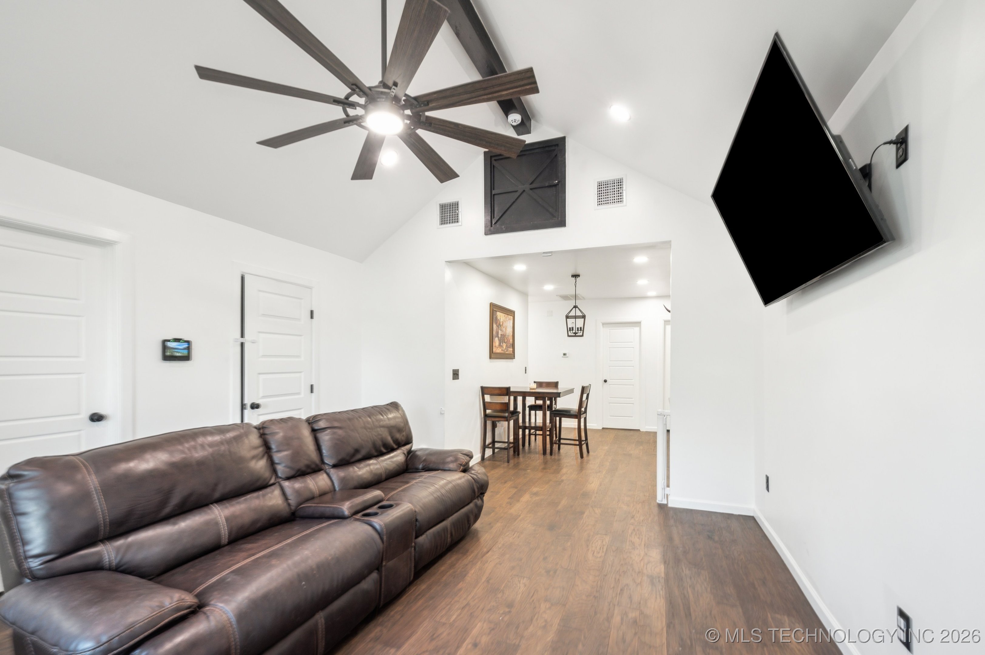 610 E 4th Avenue Property Photo 4