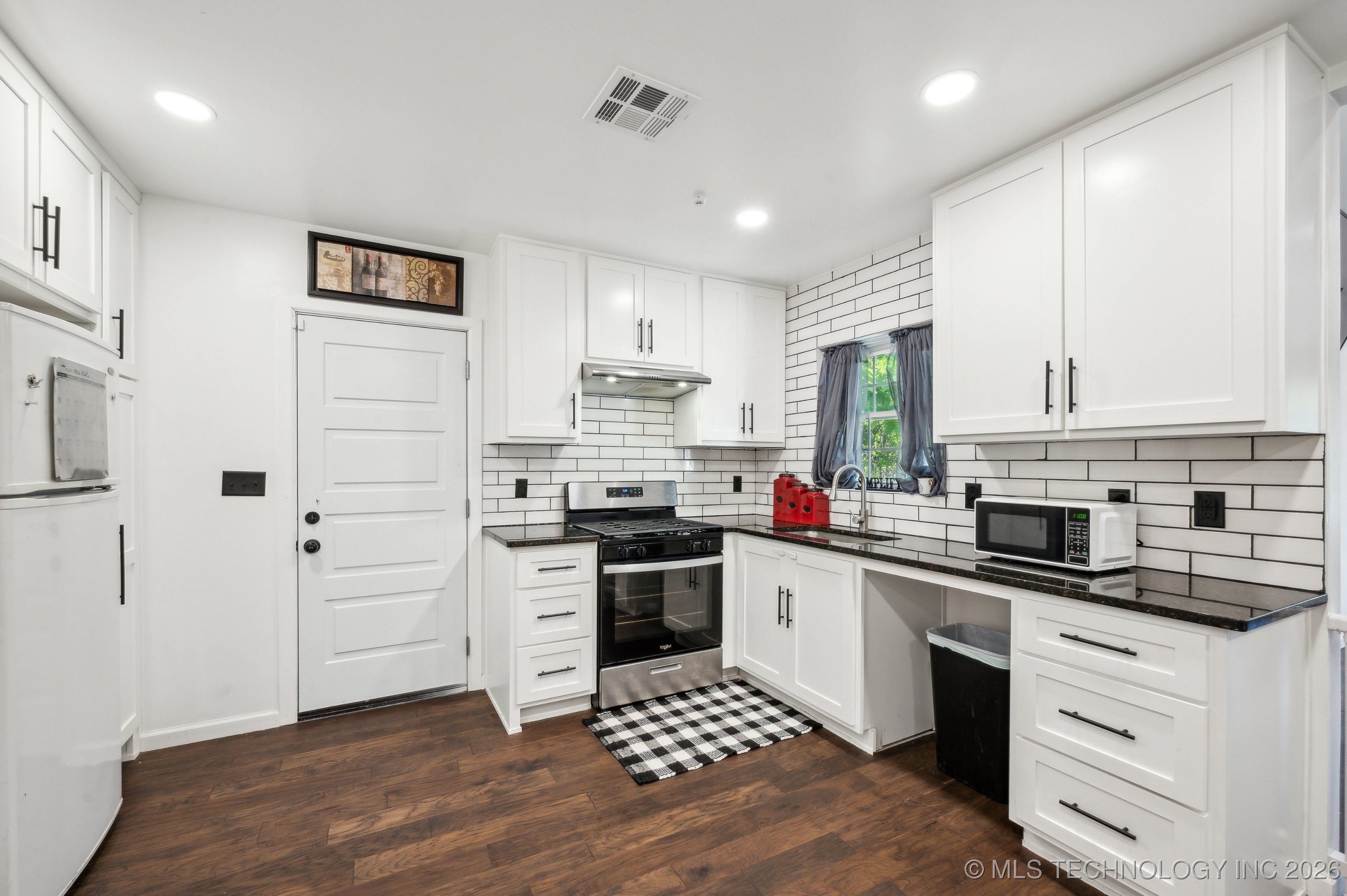 610 E 4th Avenue Property Photo 7