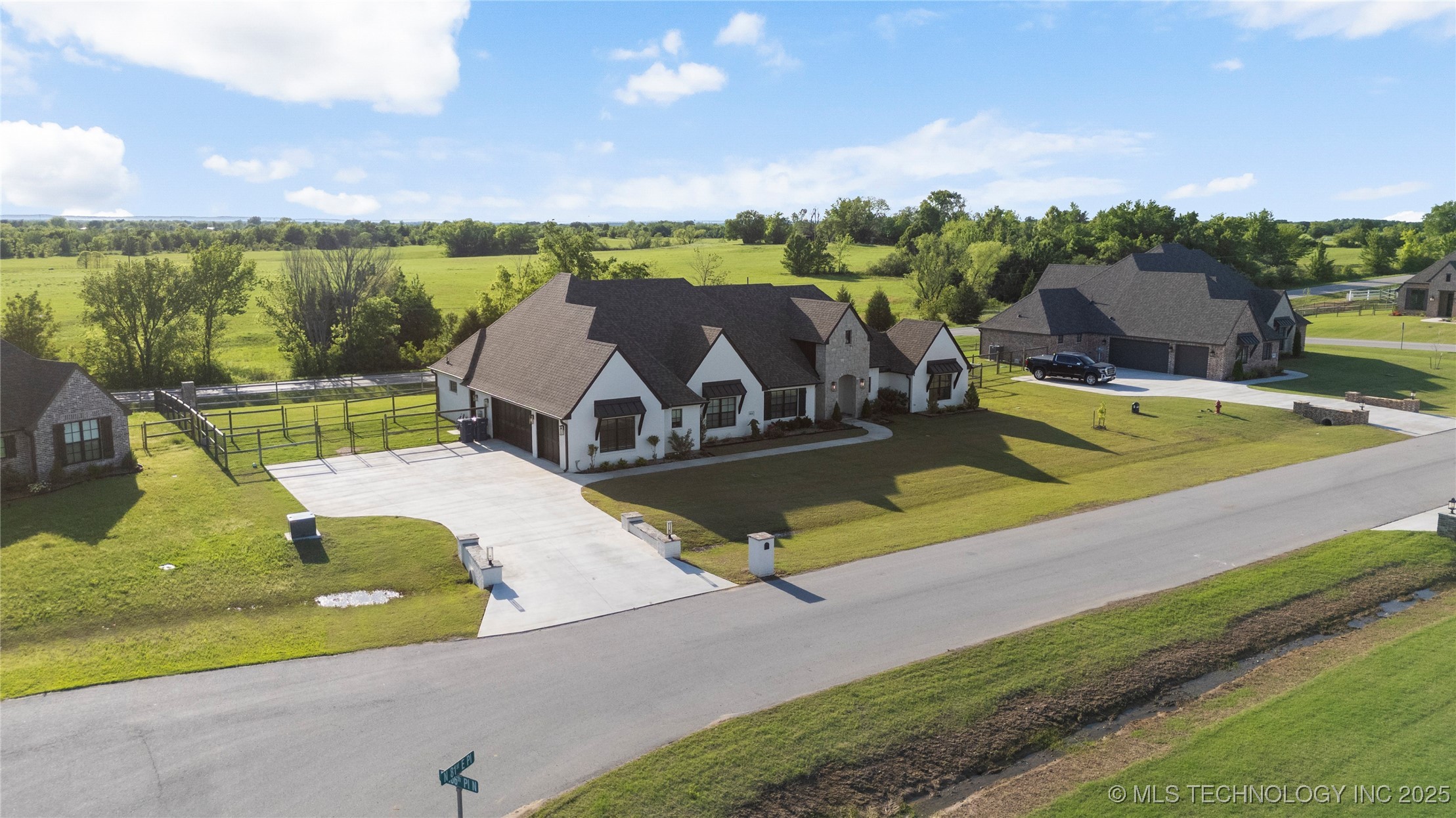 10616 N 81st East Place Property Photo 2