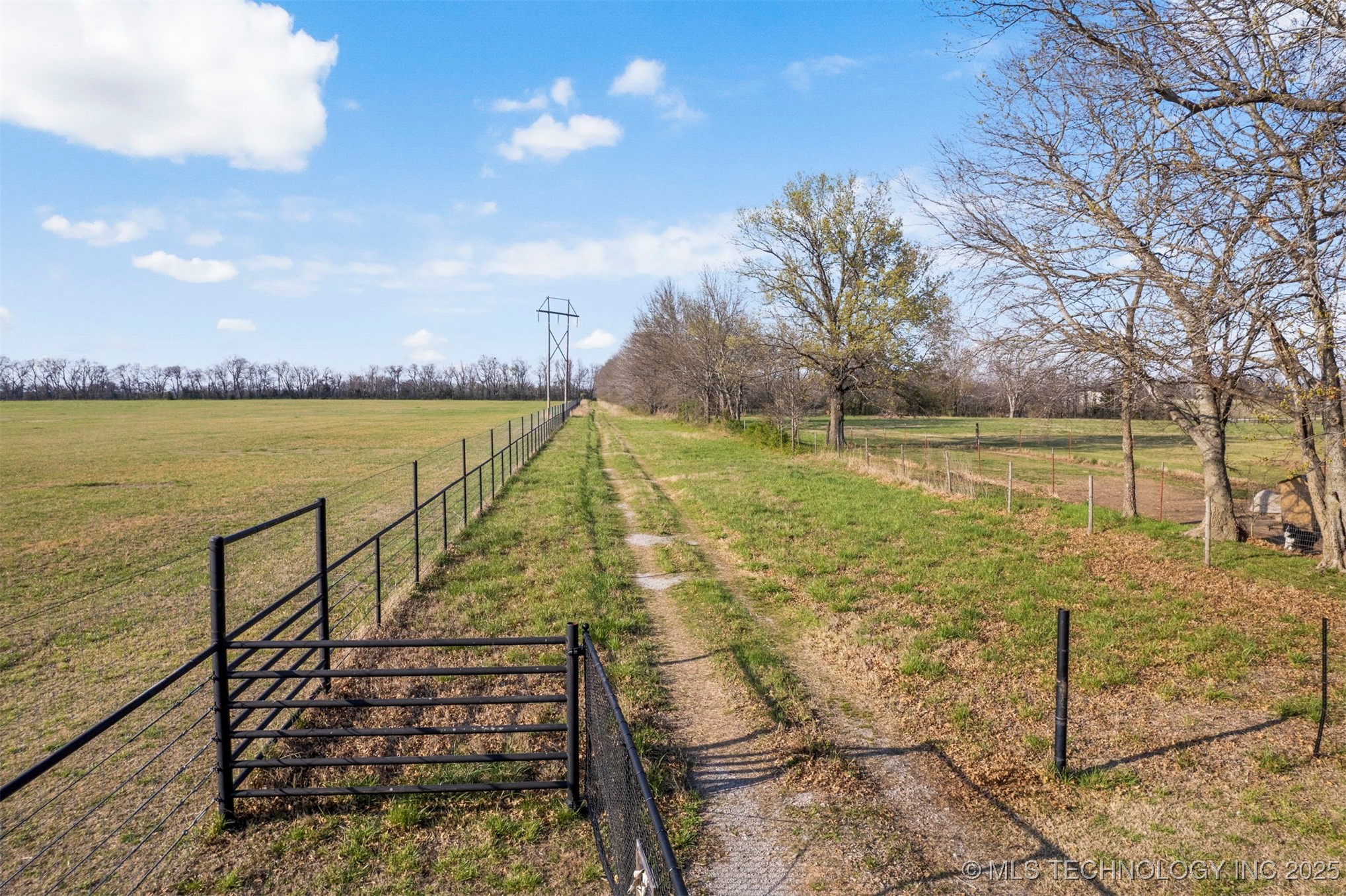 E 450 Road Property Photo 6