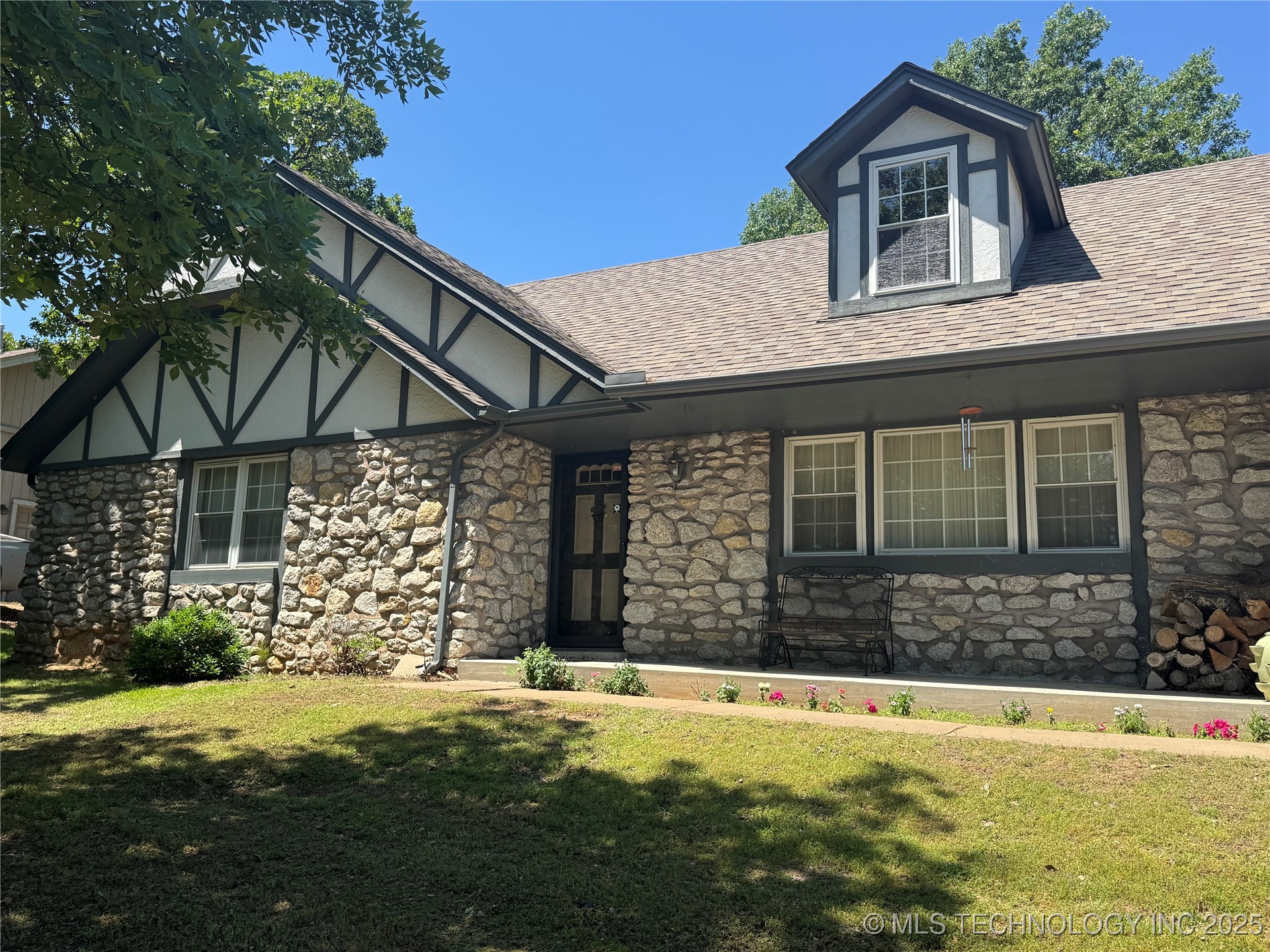 909 Bayshore Drive Property Photo 2