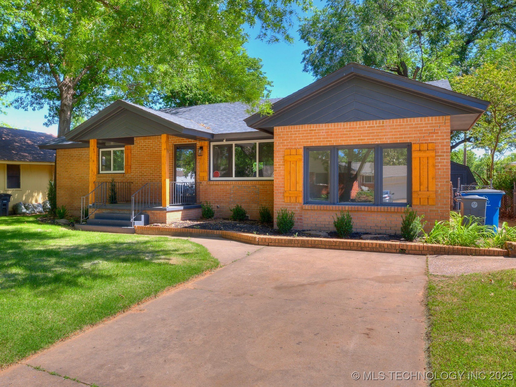 2528 E 57th Street Property Photo 1