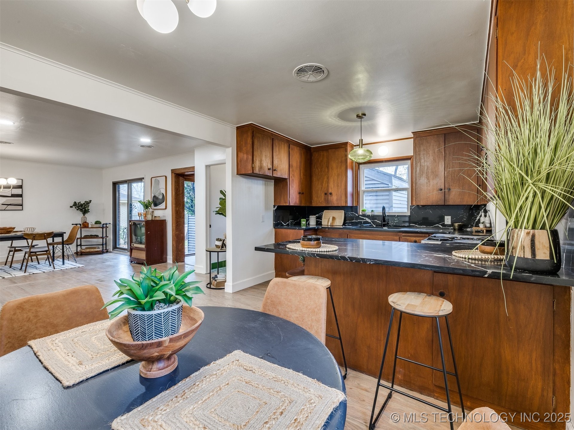 2528 E 57th Street Property Photo 27