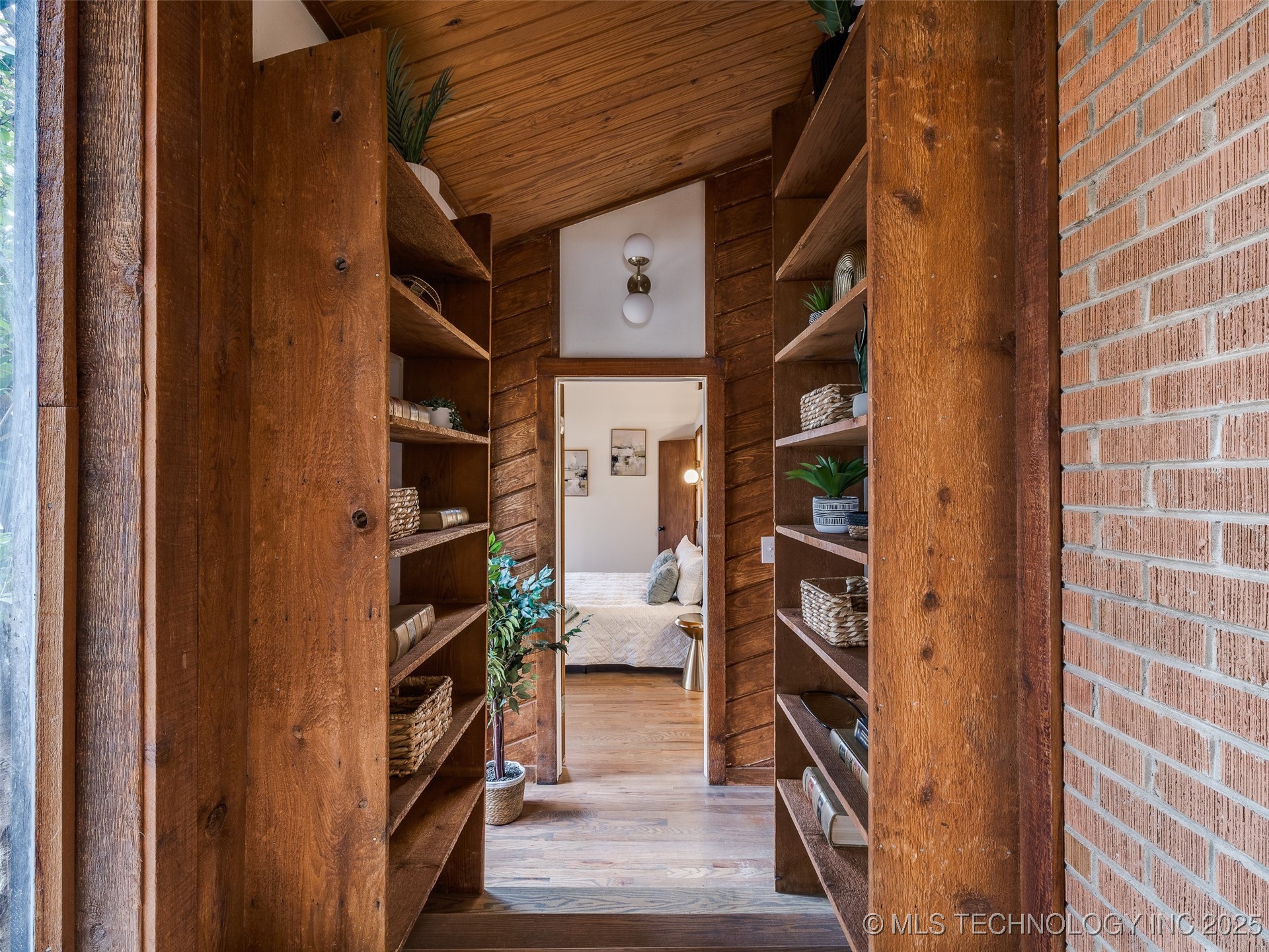 2528 E 57th Street Property Photo 34