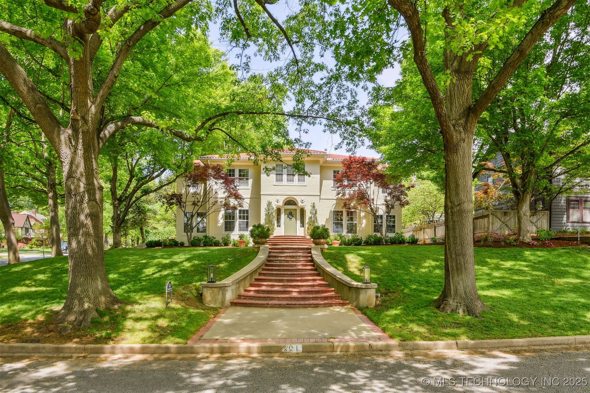 201 E 24th Place Property Photo 1