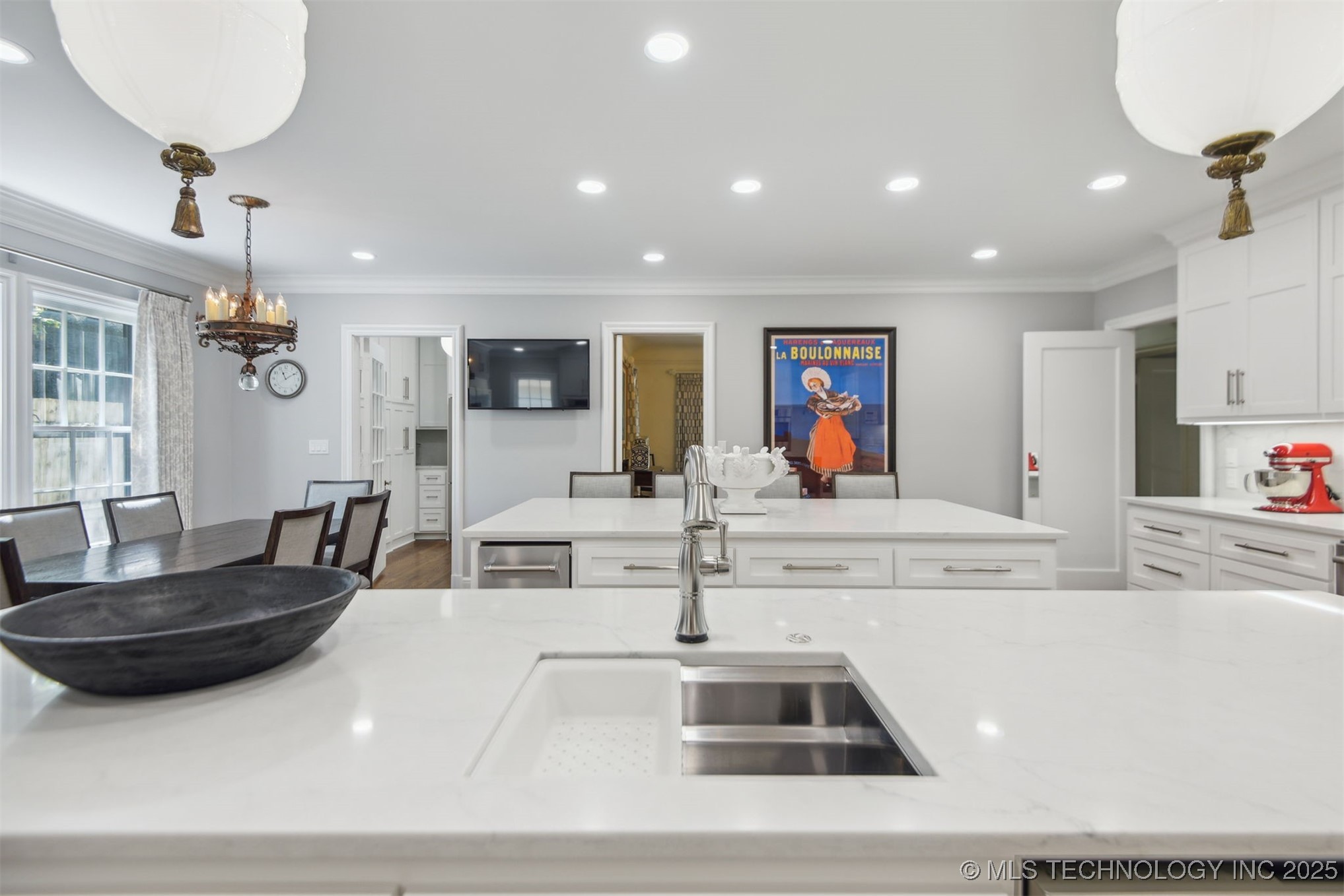 201 E 24th Place Property Photo 8