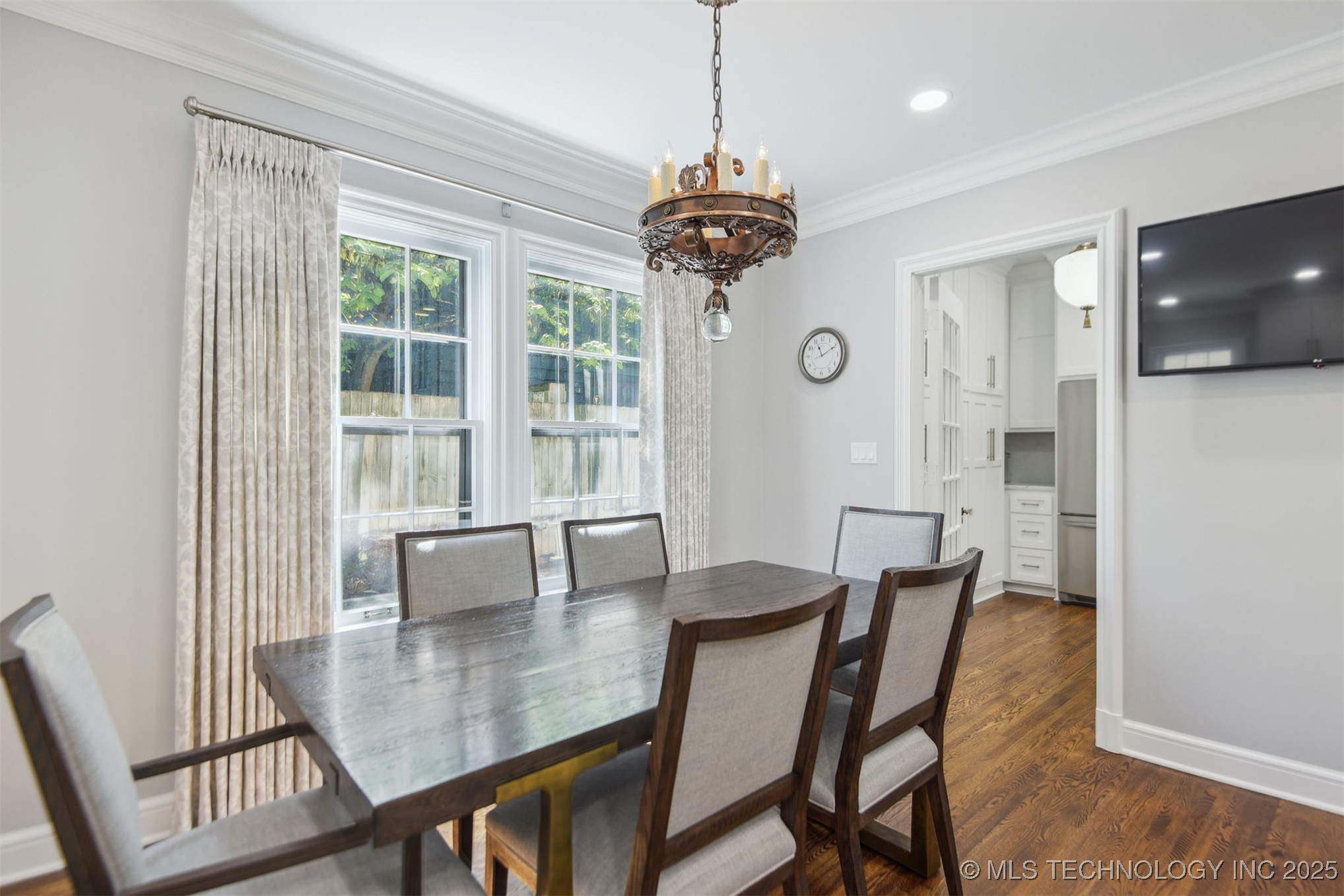 201 E 24th Place Property Photo 9