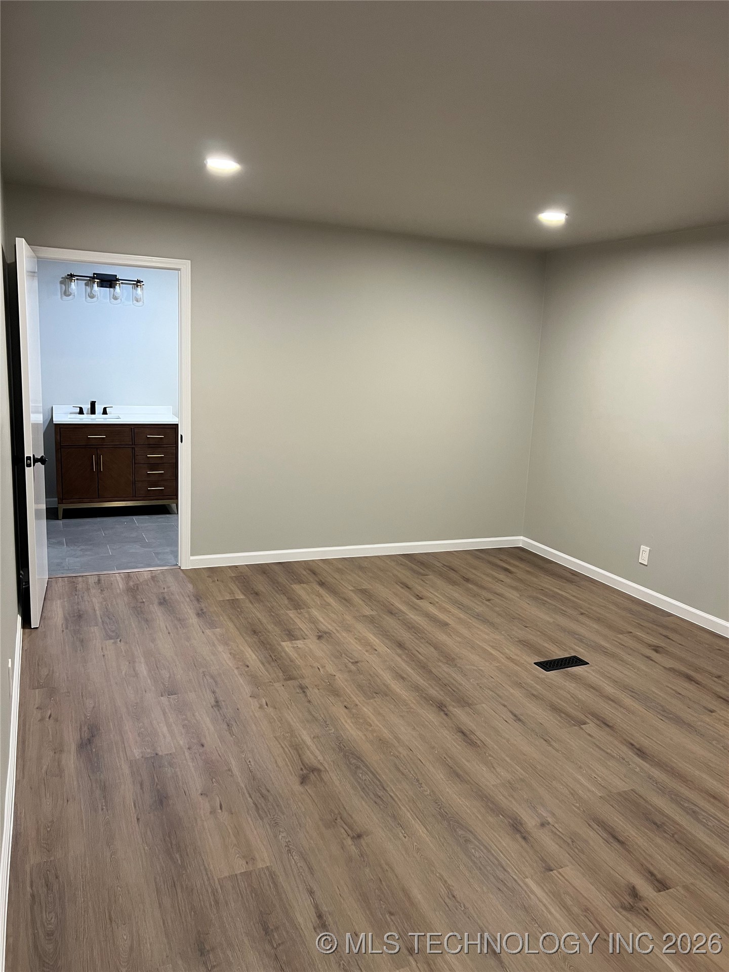 4606 E 76th Street Property Photo 12