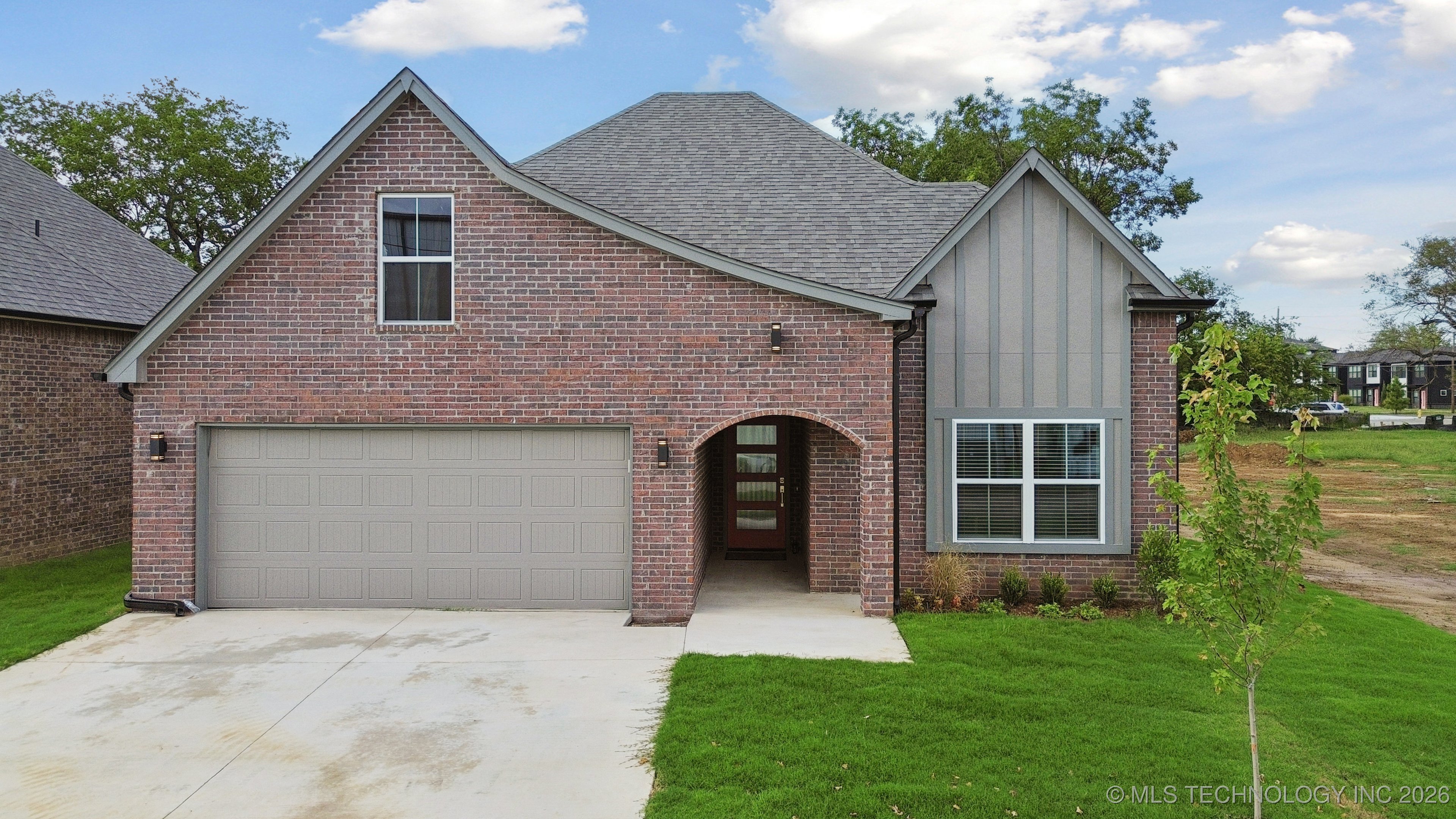 209 W Broadway Street Property Photo 6