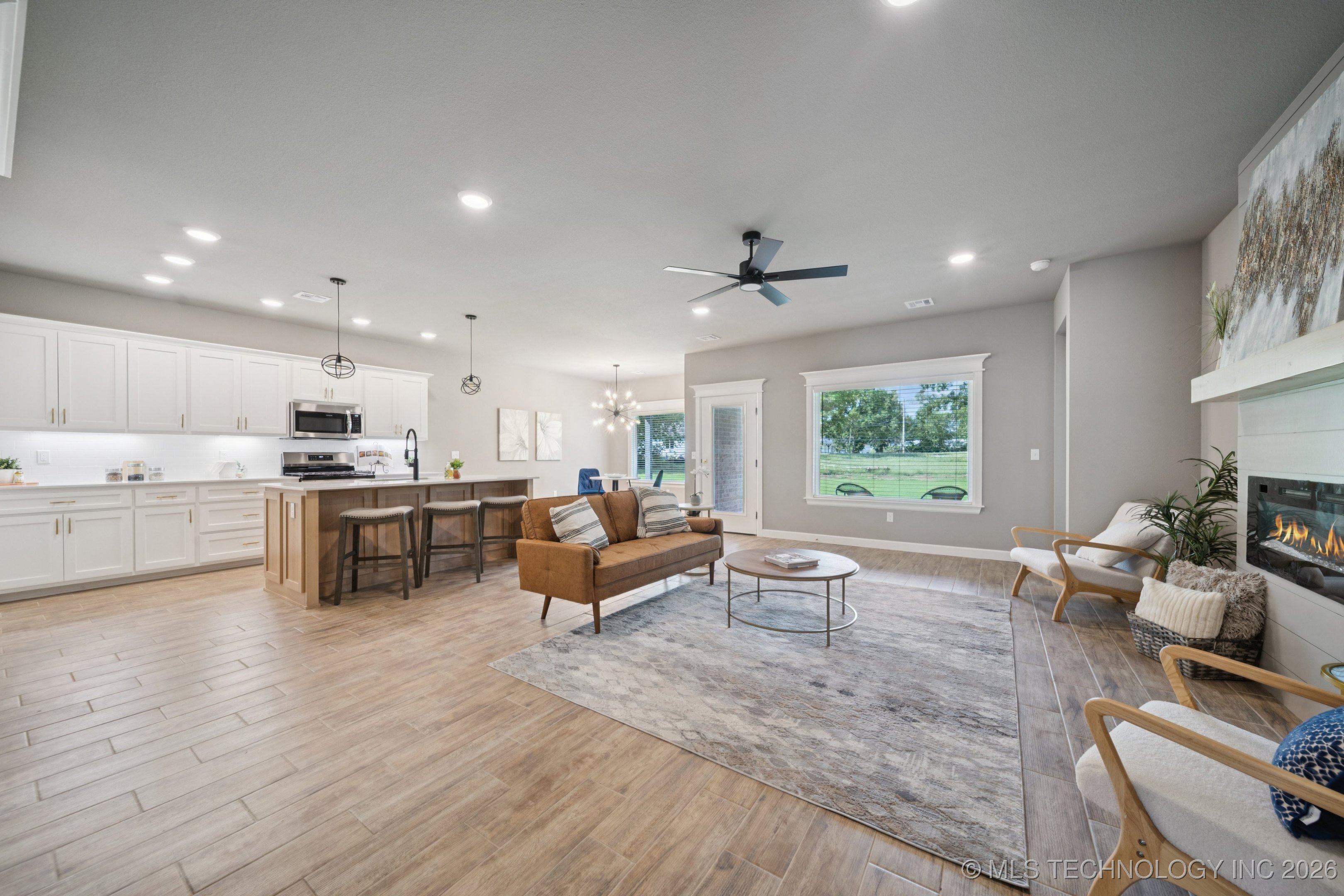 209 W Broadway Street Property Photo 9