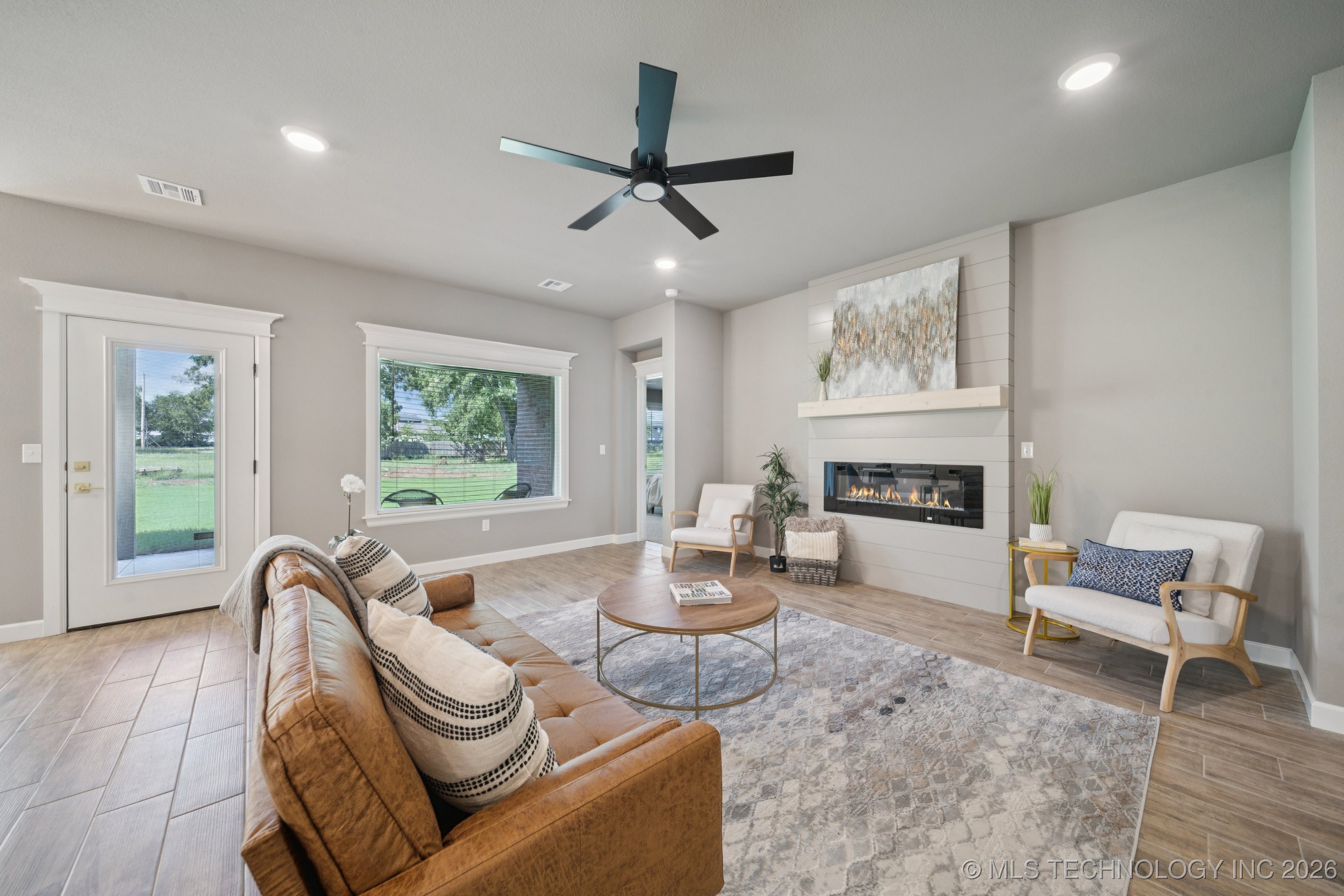 209 W Broadway Street Property Photo 11