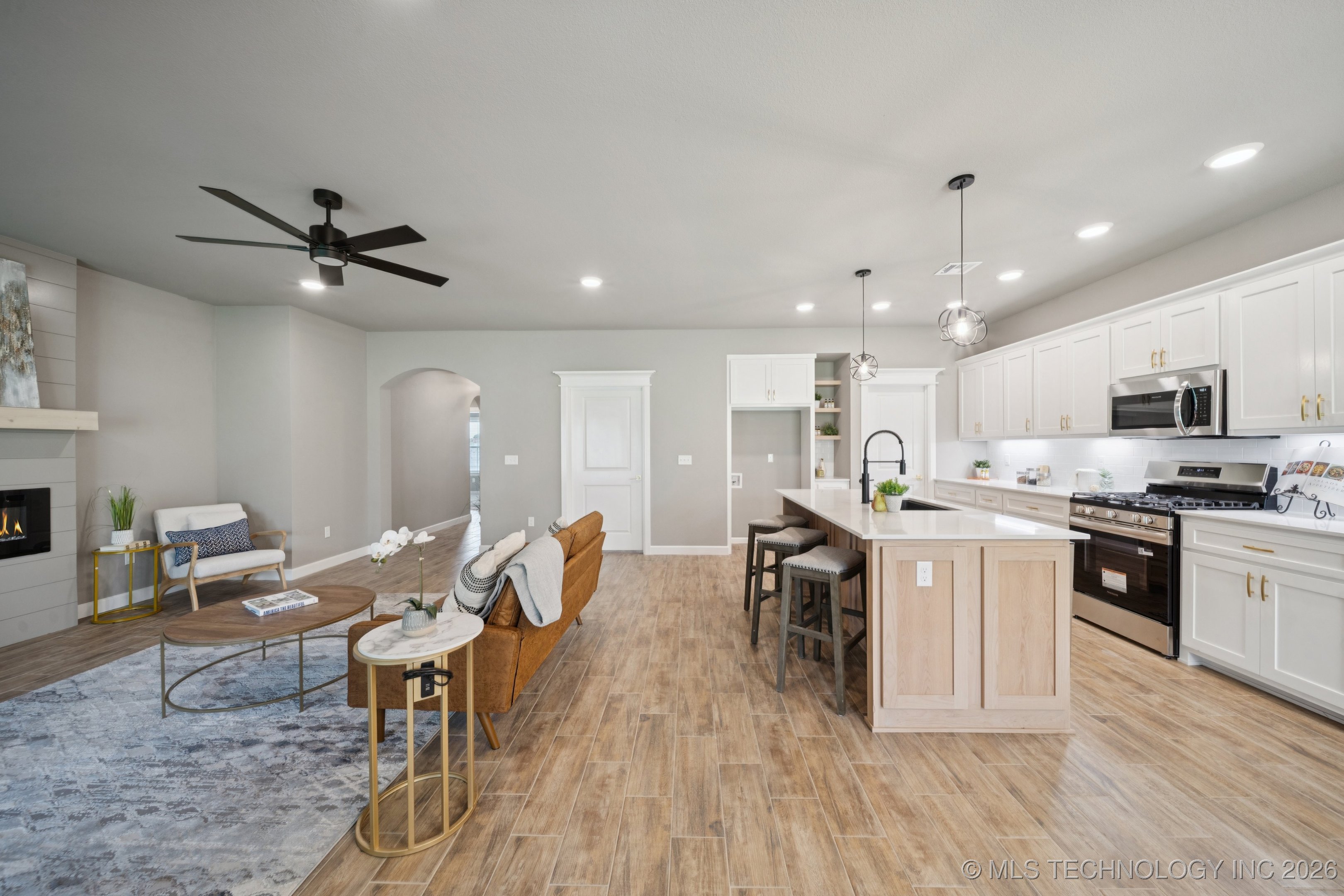 209 W Broadway Street Property Photo 15