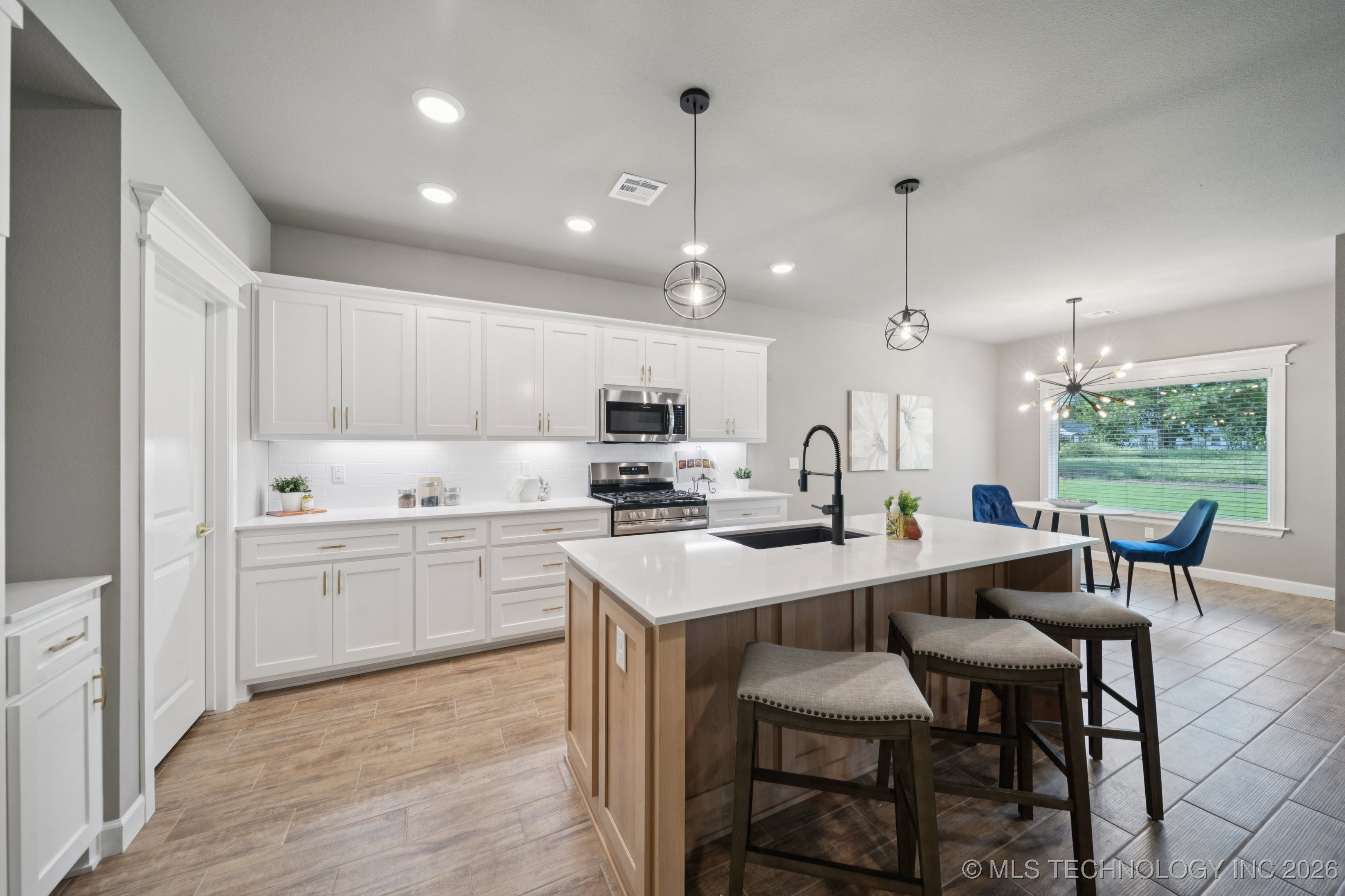 209 W Broadway Street Property Photo 17