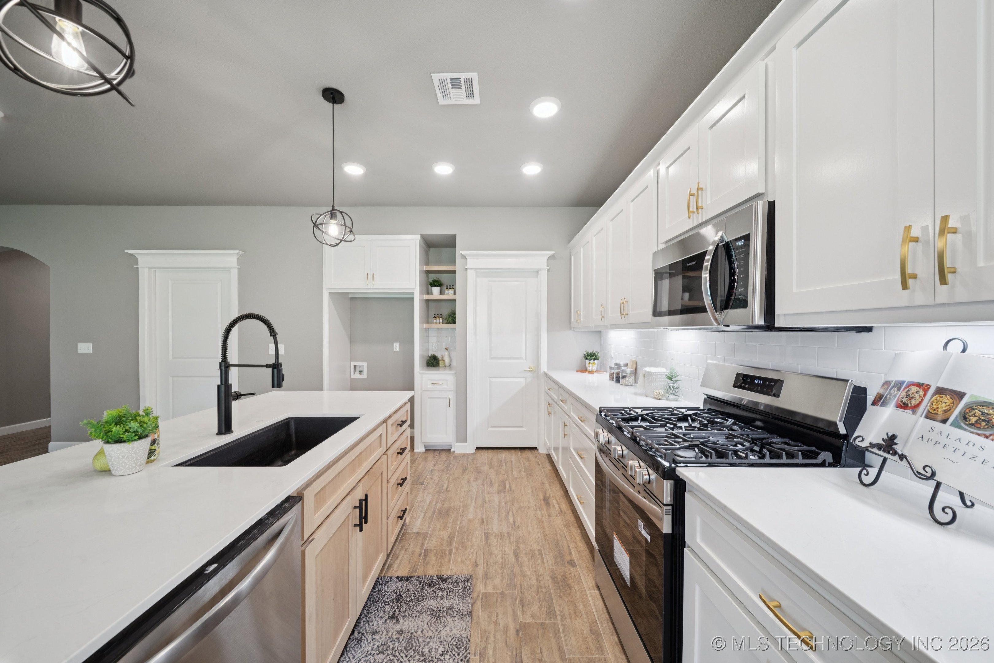 209 W Broadway Street Property Photo 18