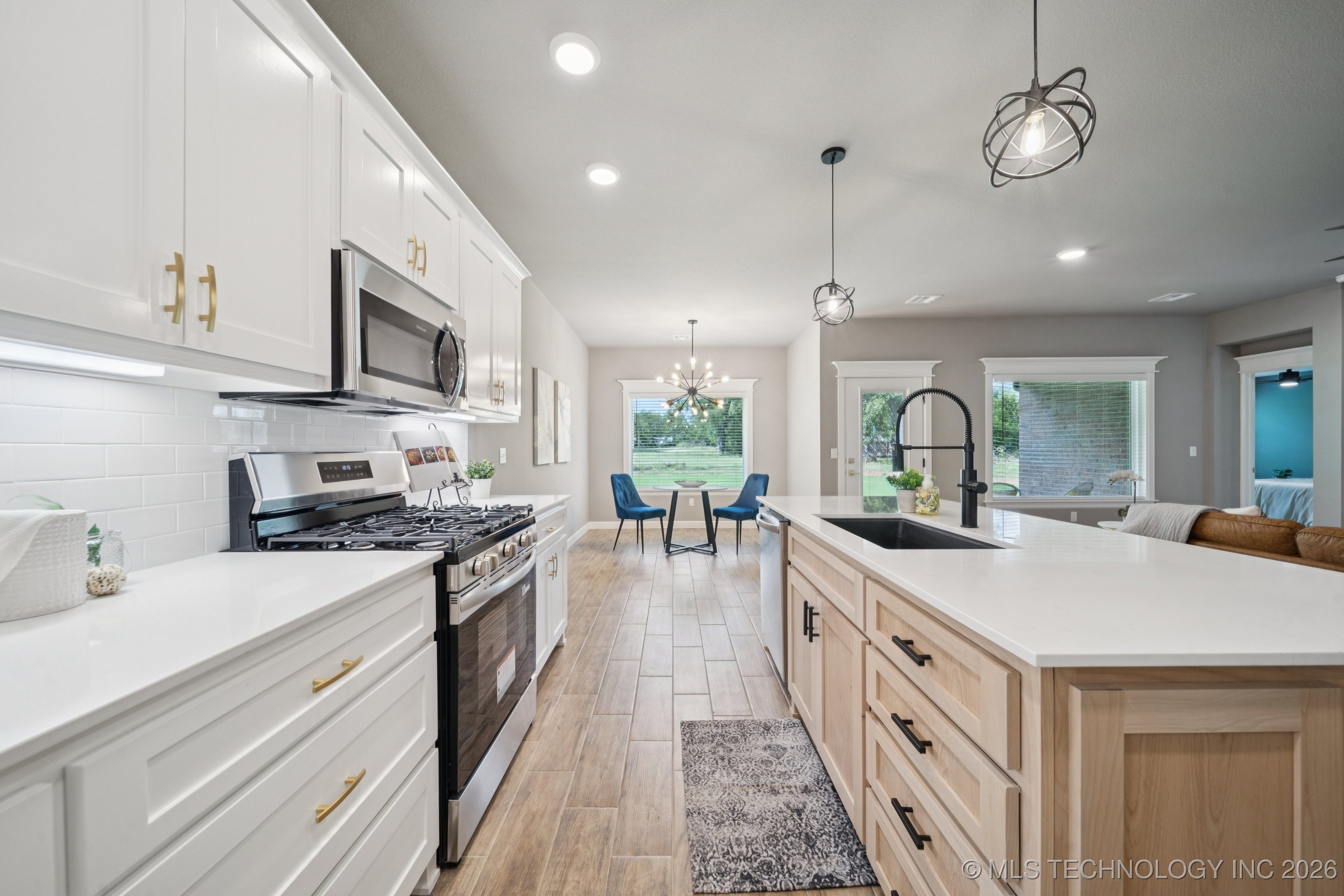 209 W Broadway Street Property Photo 21