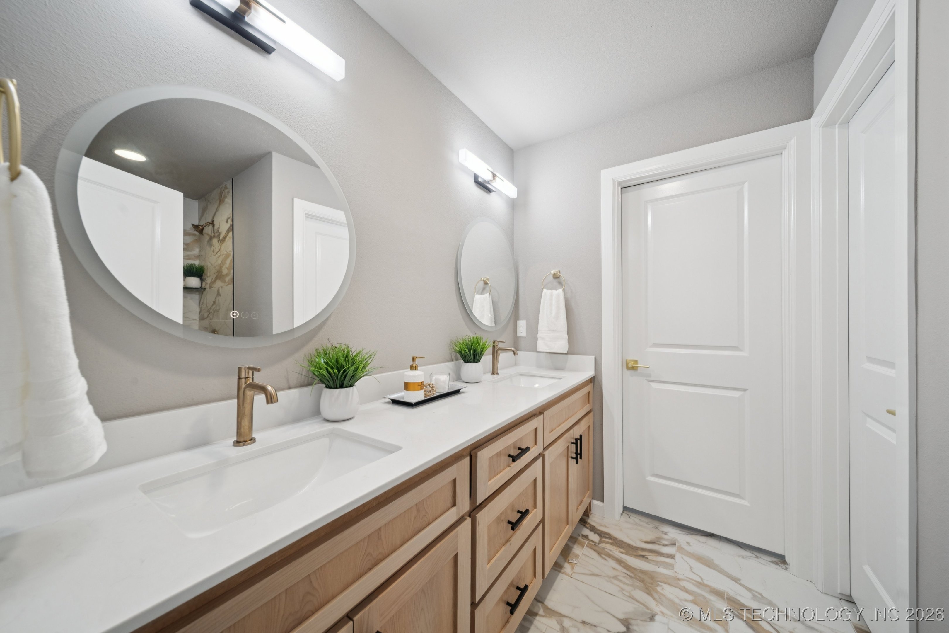 209 W Broadway Street Property Photo 26