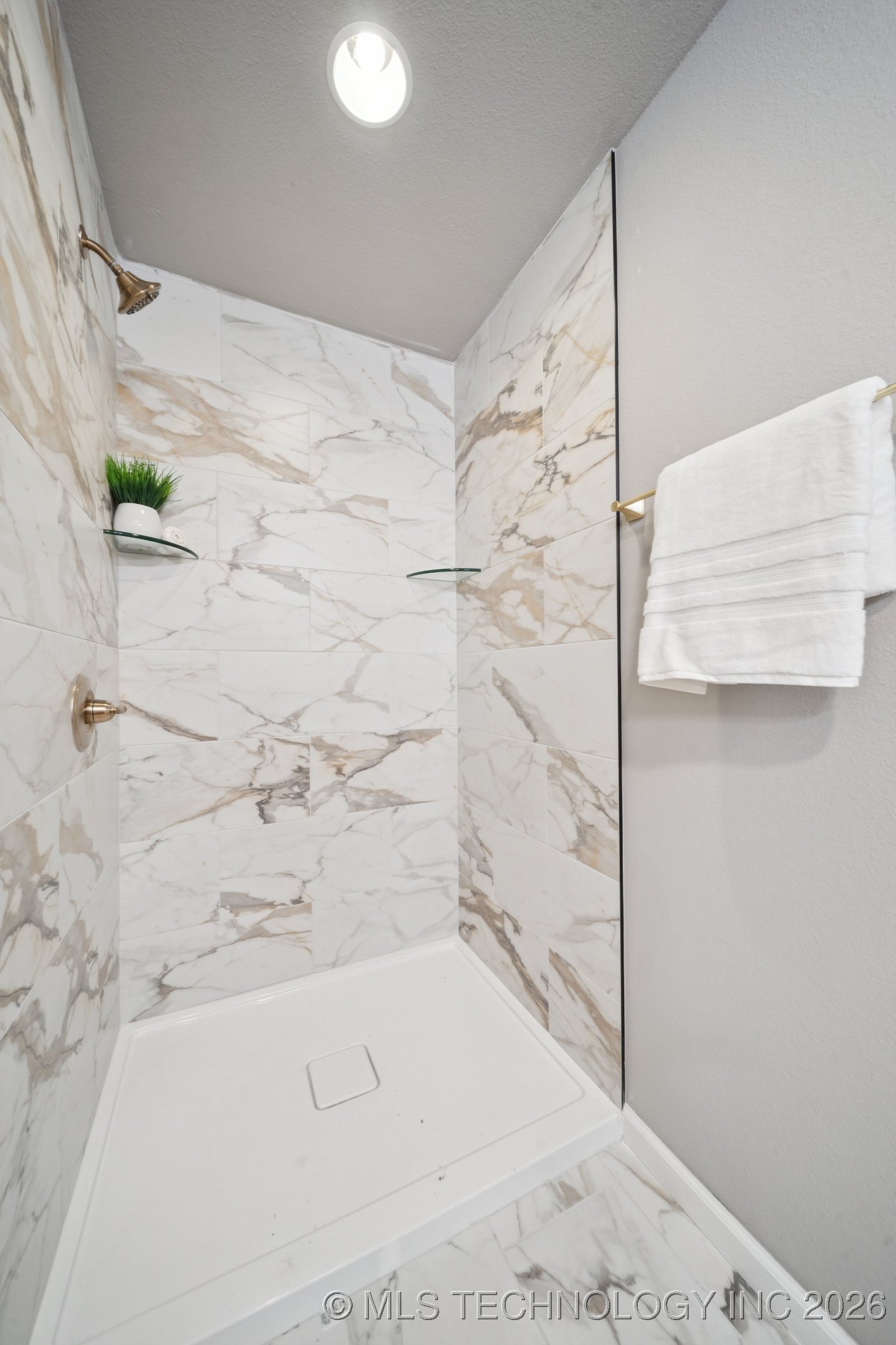 209 W Broadway Street Property Photo 27