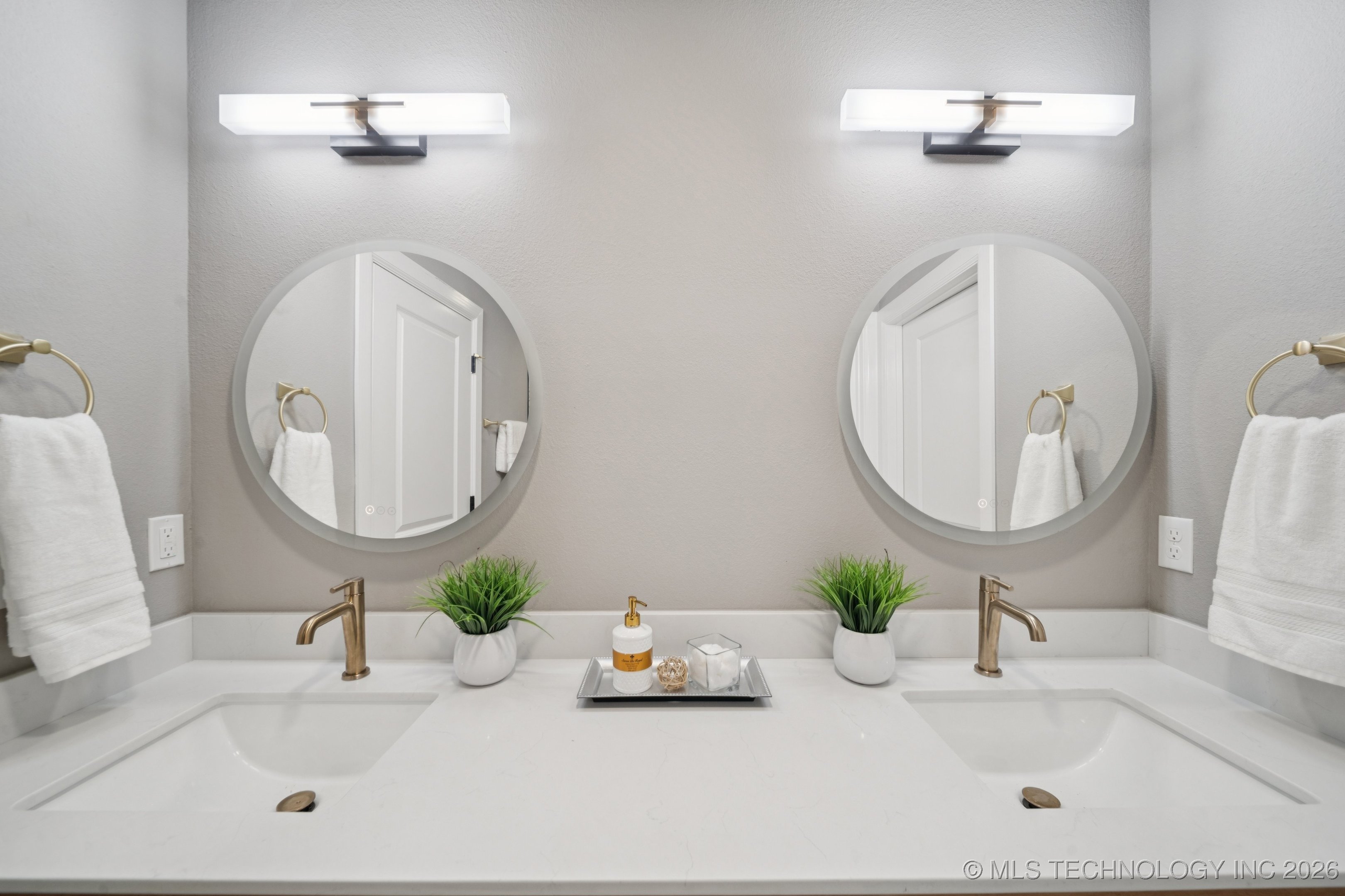 209 W Broadway Street Property Photo 28