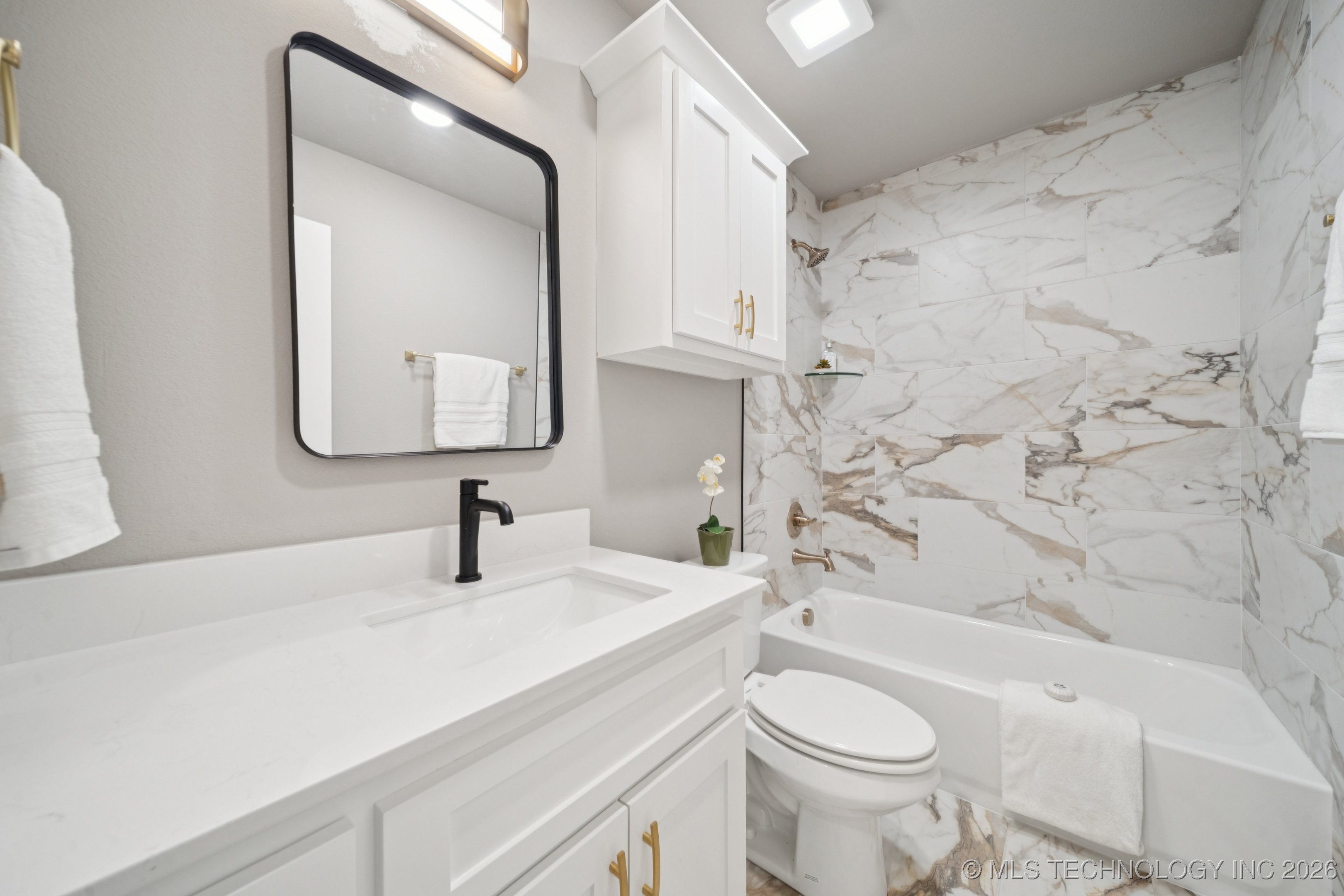 209 W Broadway Street Property Photo 33