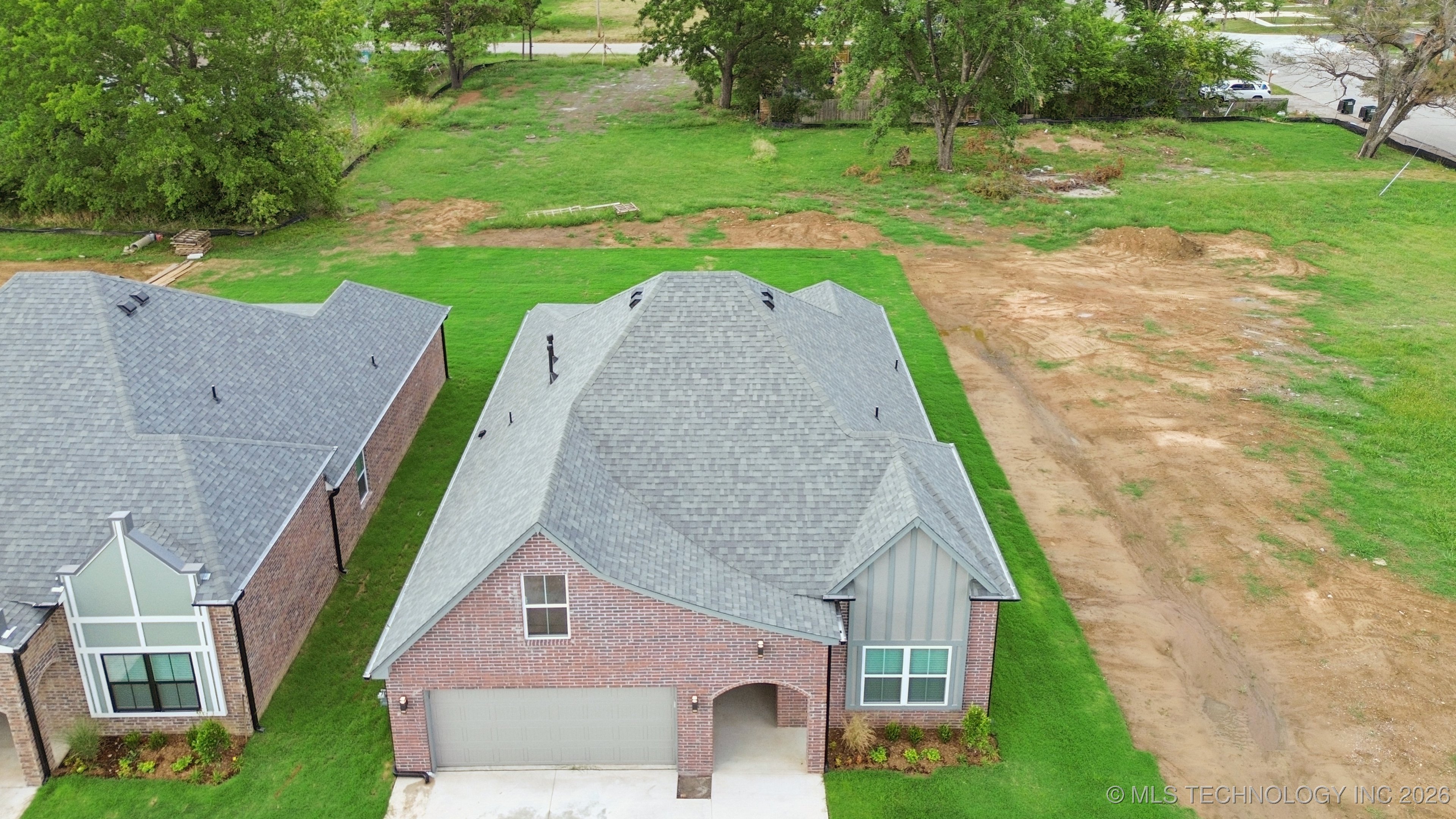 209 W Broadway Street Property Photo 38