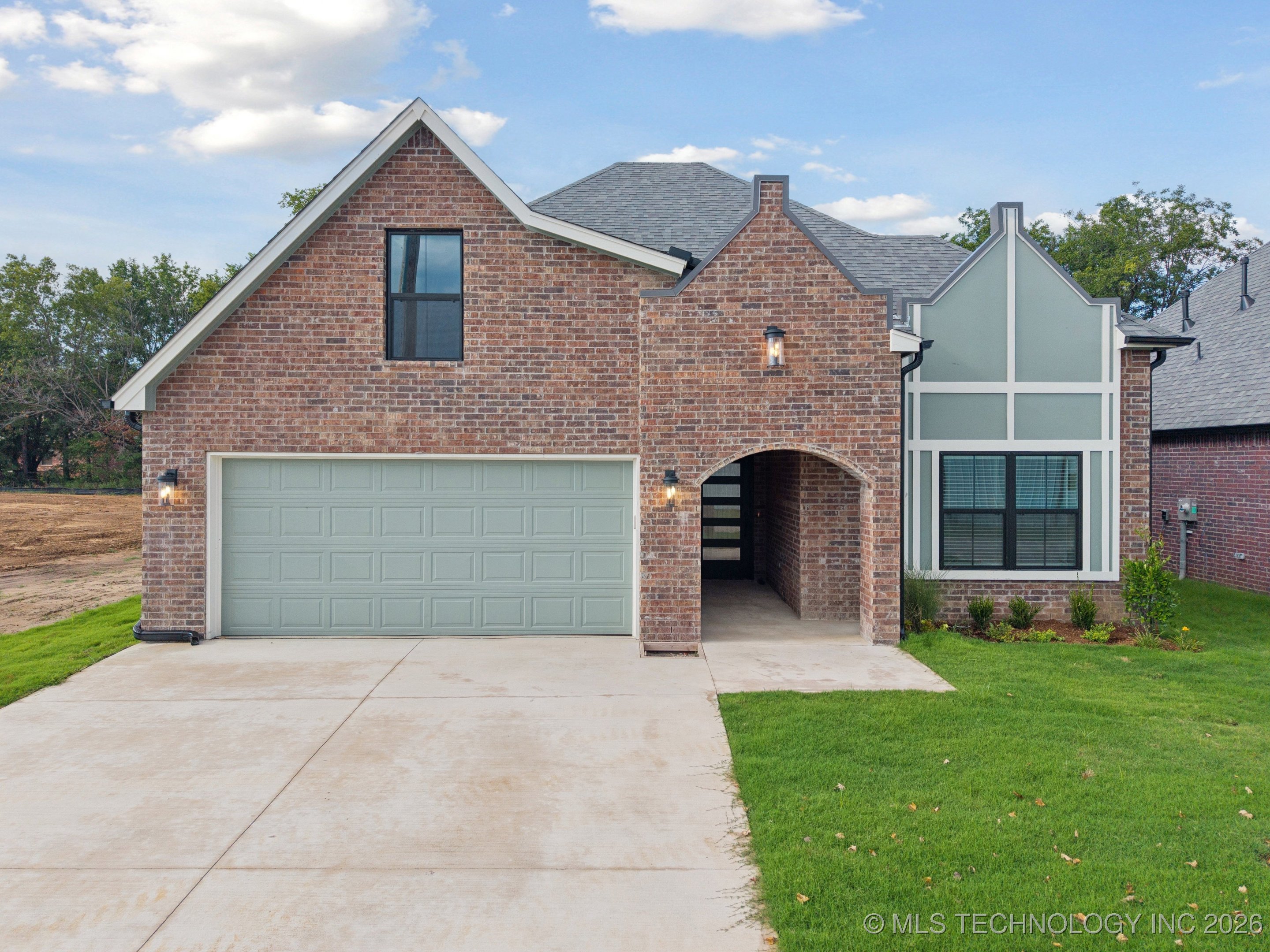 213 W Broadway Street Property Photo 1