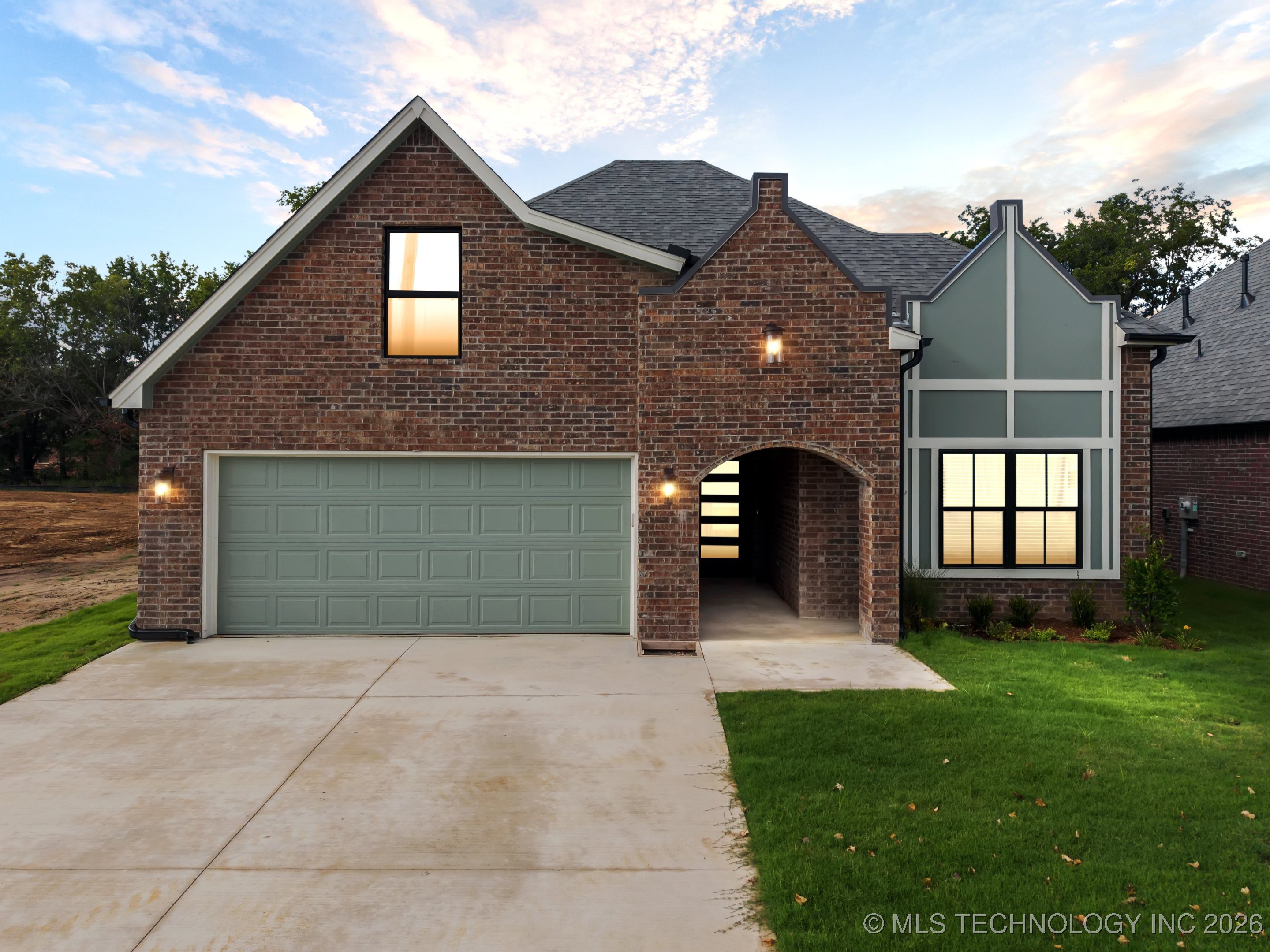 213 W Broadway Street Property Photo 5