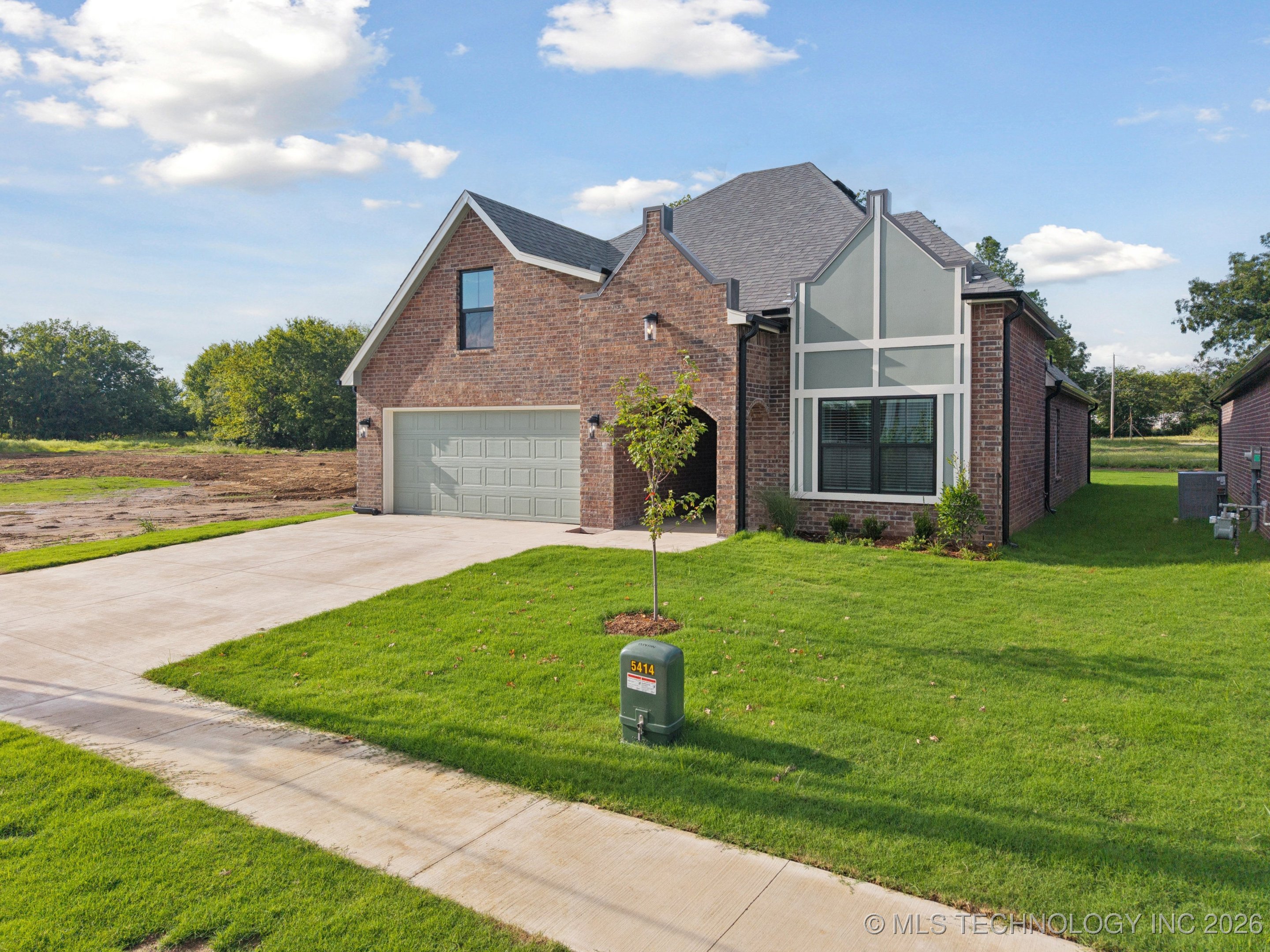 213 W Broadway Street Property Photo 6